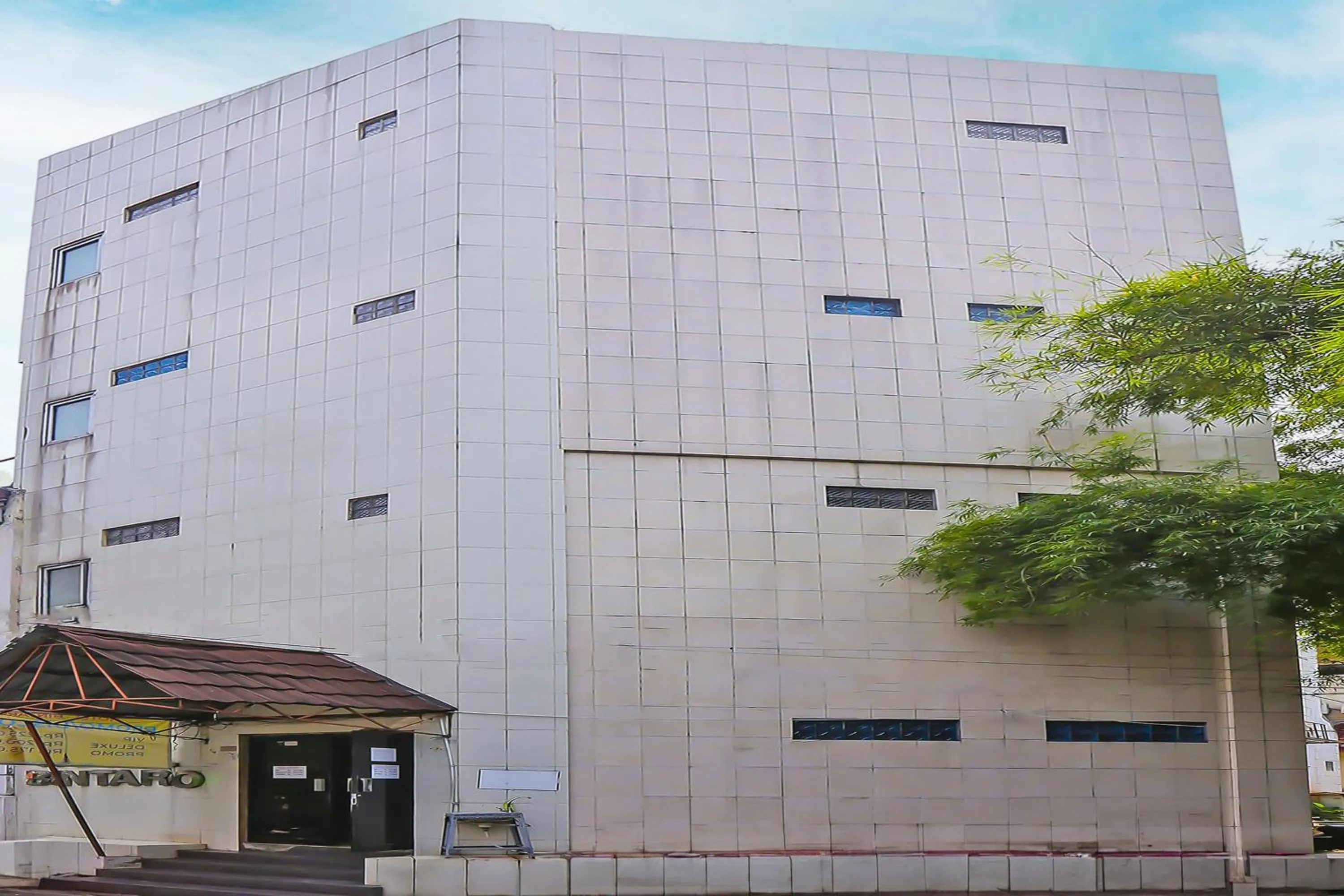 Facade/entrance in Hotel O Bintaro