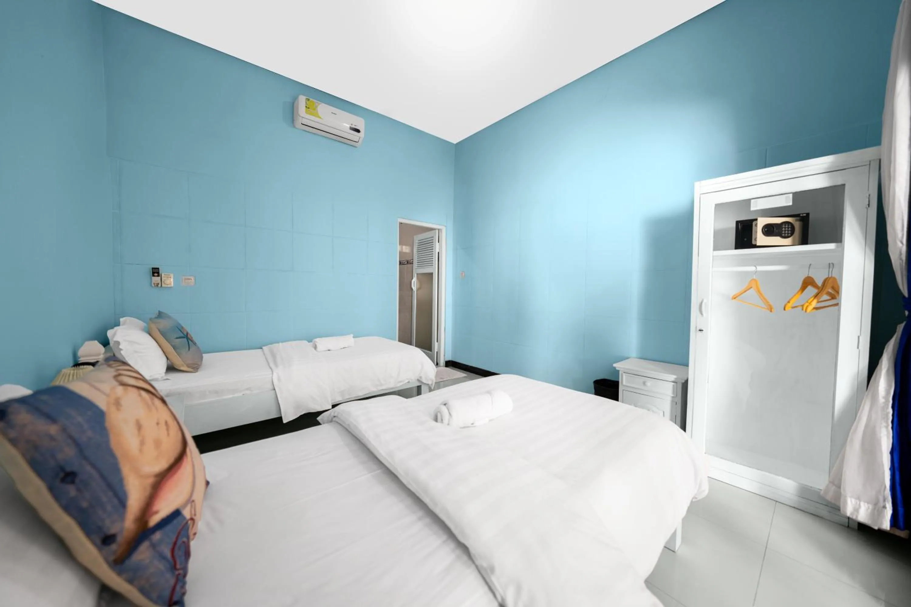 Bed in Dive & Dwell Tulamben