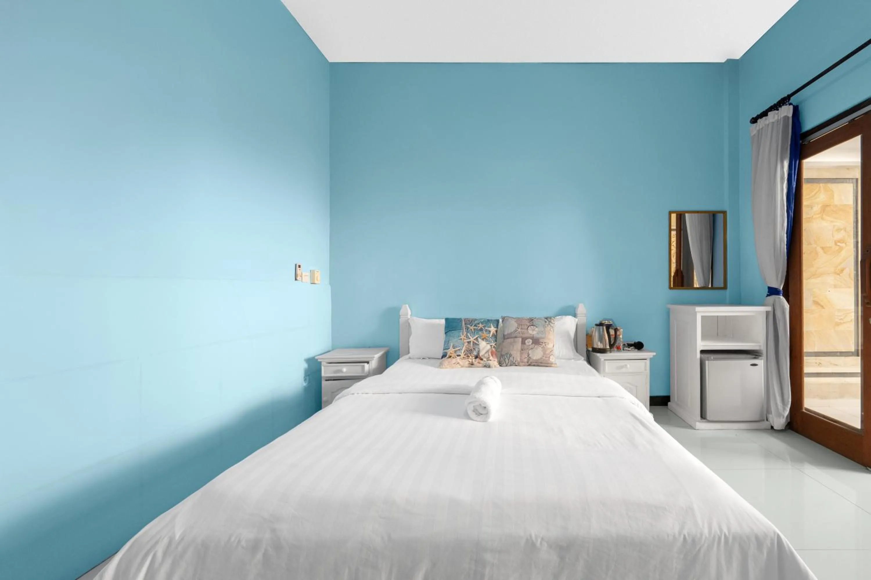 Bed in Dive & Dwell Tulamben