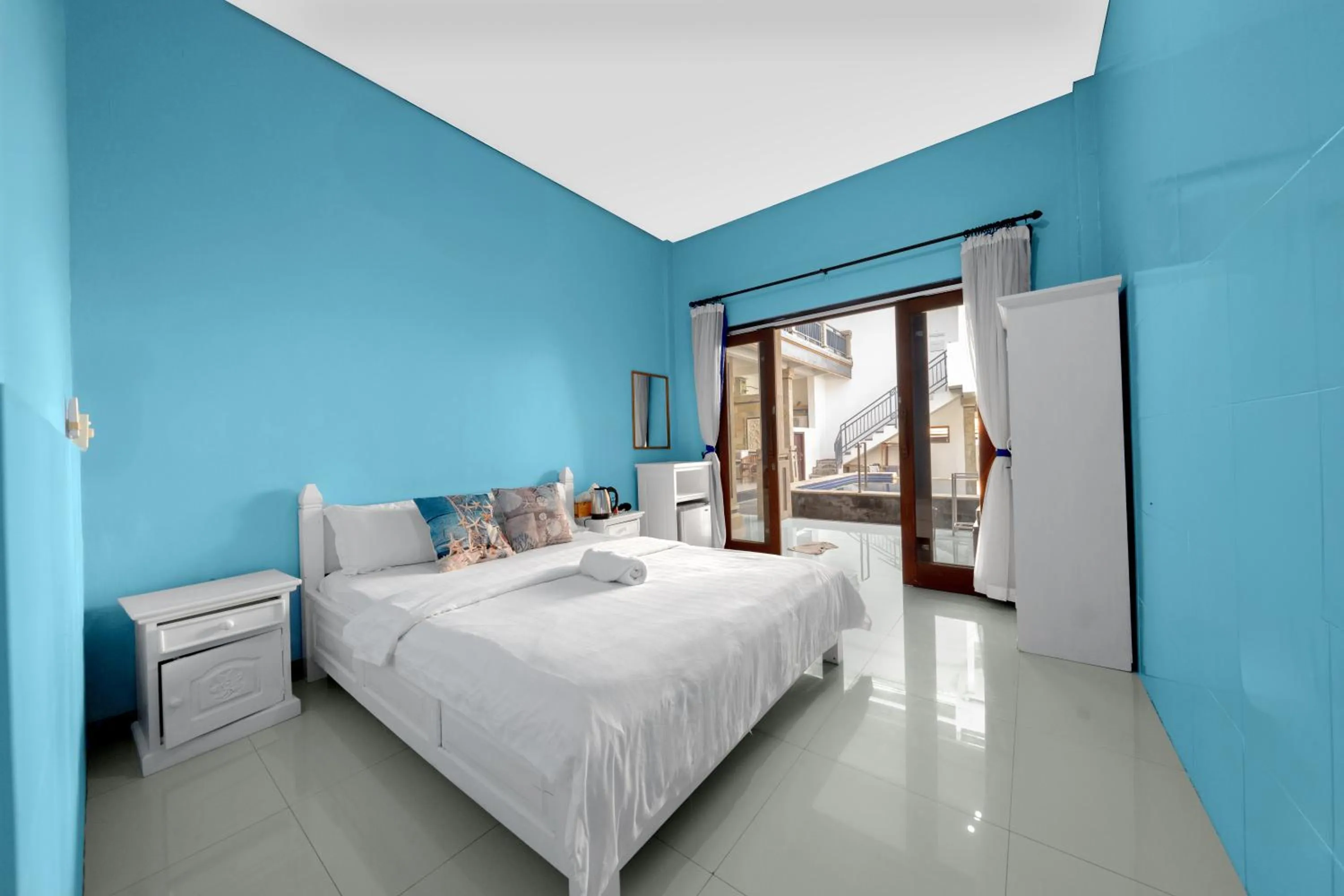 Bed in Dive & Dwell Tulamben