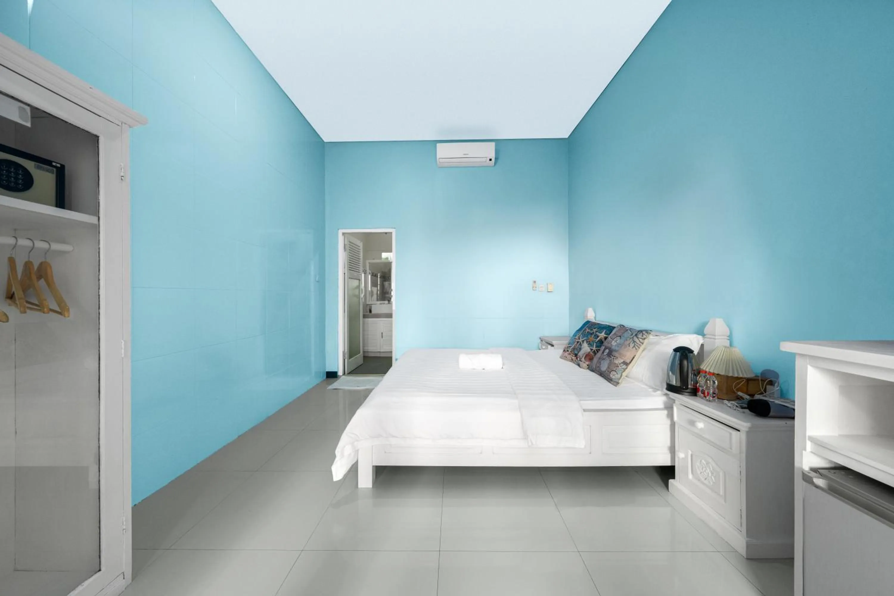 Bed in Dive & Dwell Tulamben