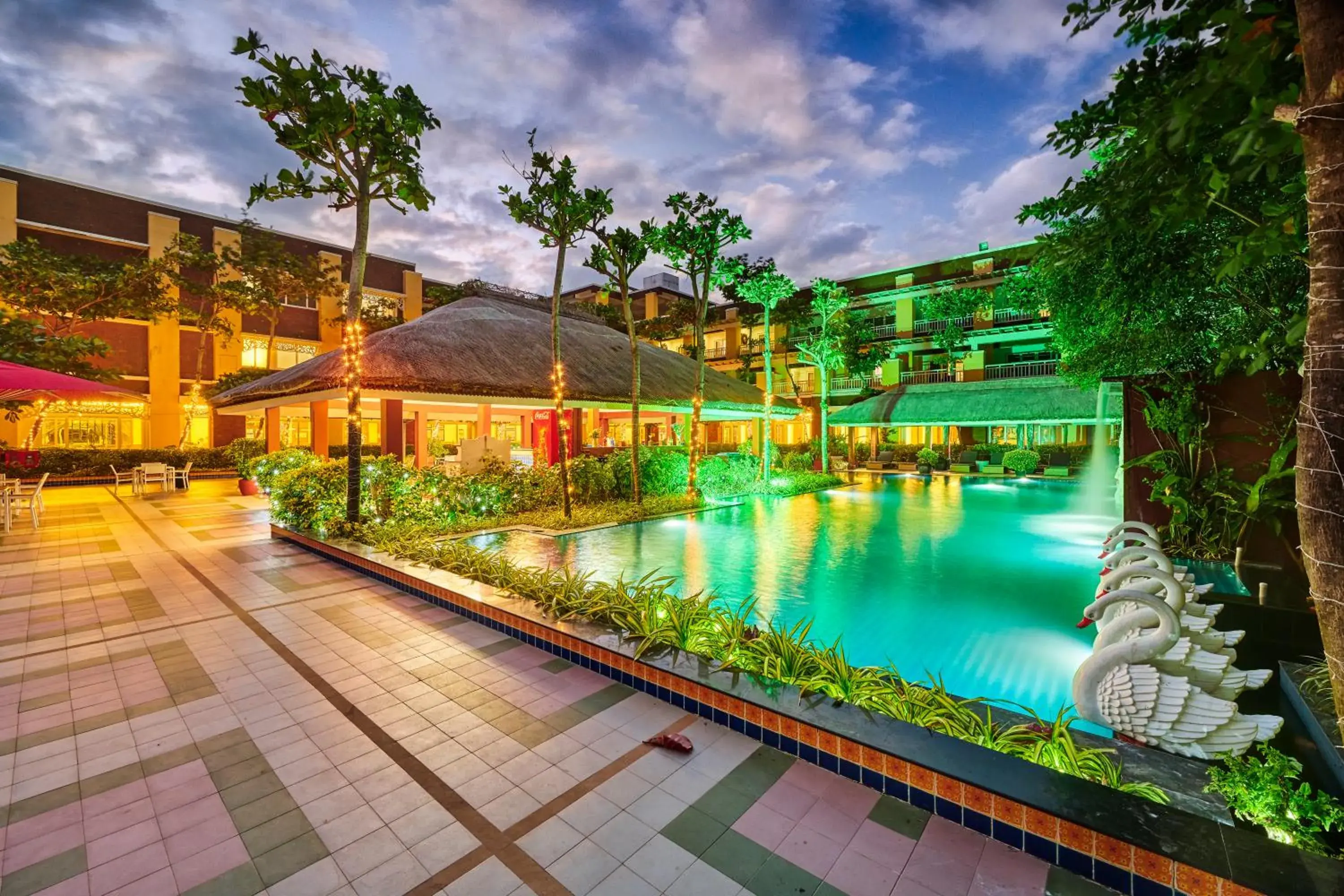 Swimming pool in Mayfair Waves Swimming pool in Mayfair Waves