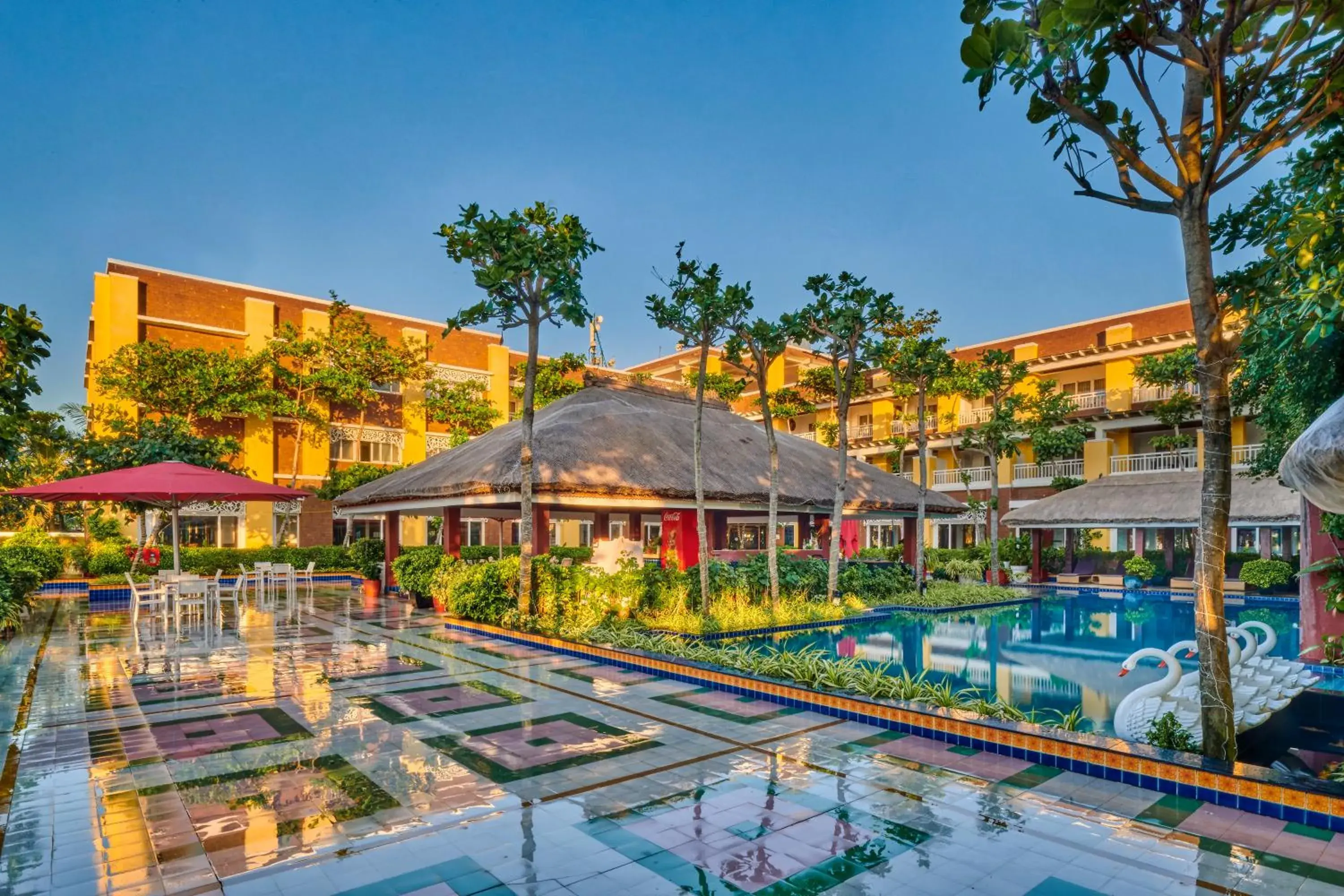 Property building in Mayfair Waves Property building in Mayfair Waves