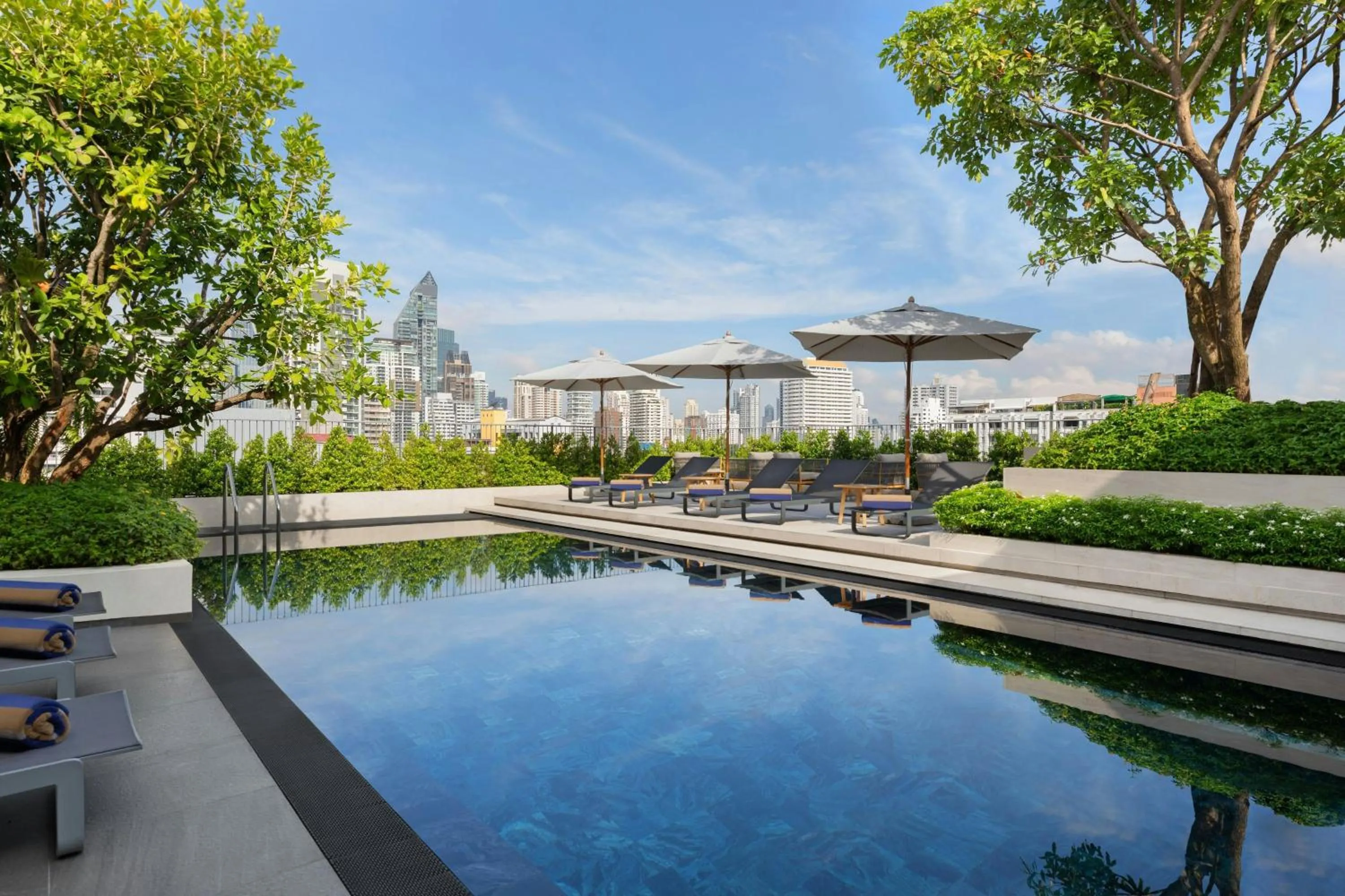Swimming pool in Madi Paidi Bangkok, Autograph Collection