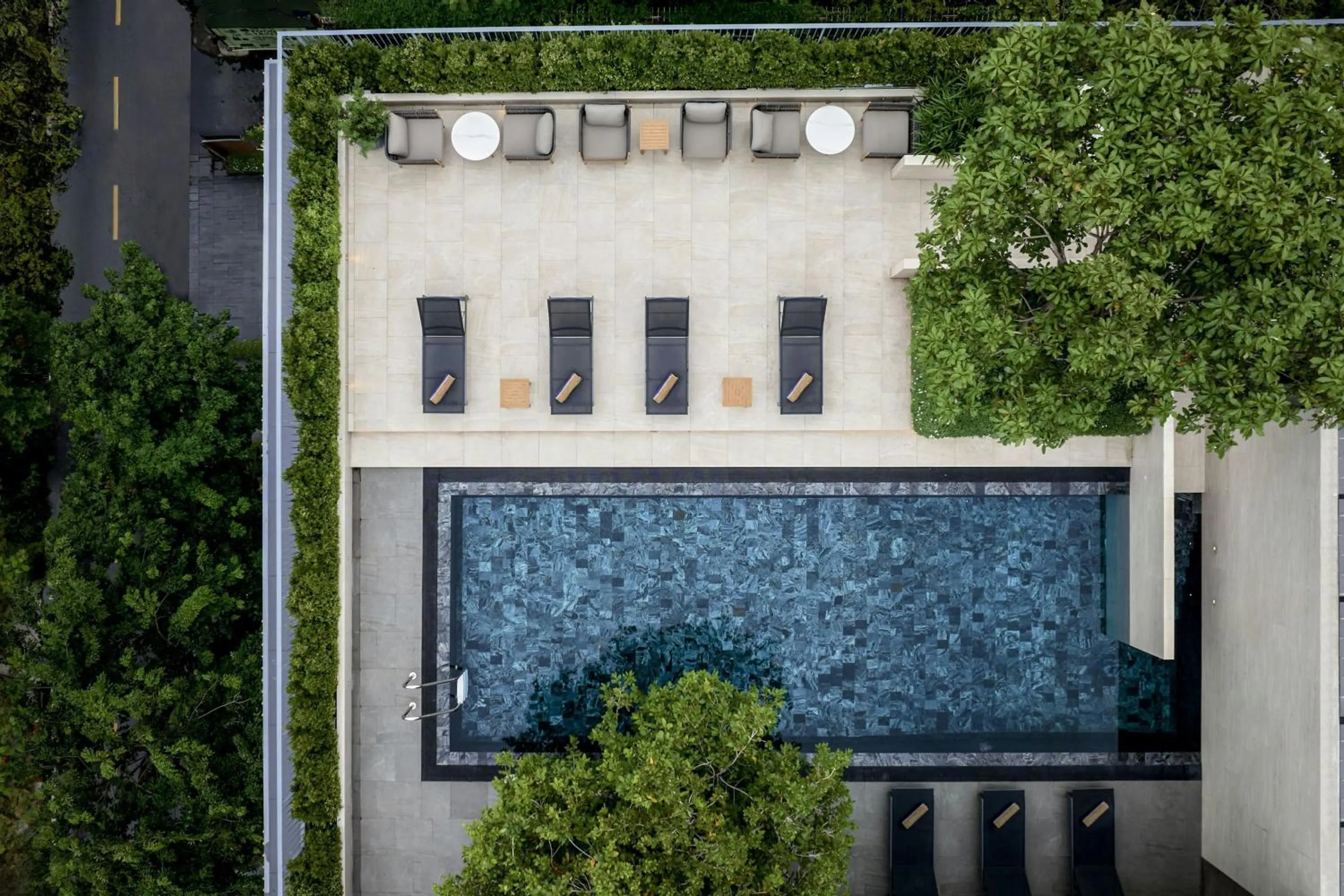 Swimming pool in Madi Paidi Bangkok, Autograph Collection