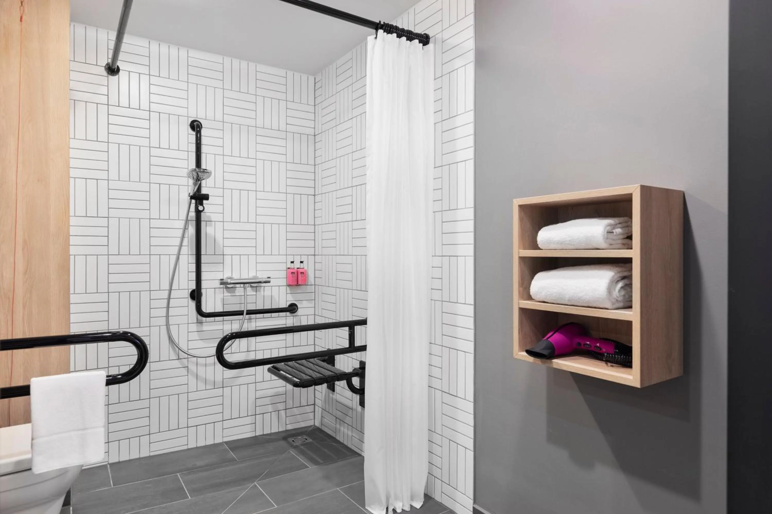 Photo of the whole room in Moxy Vienna City East