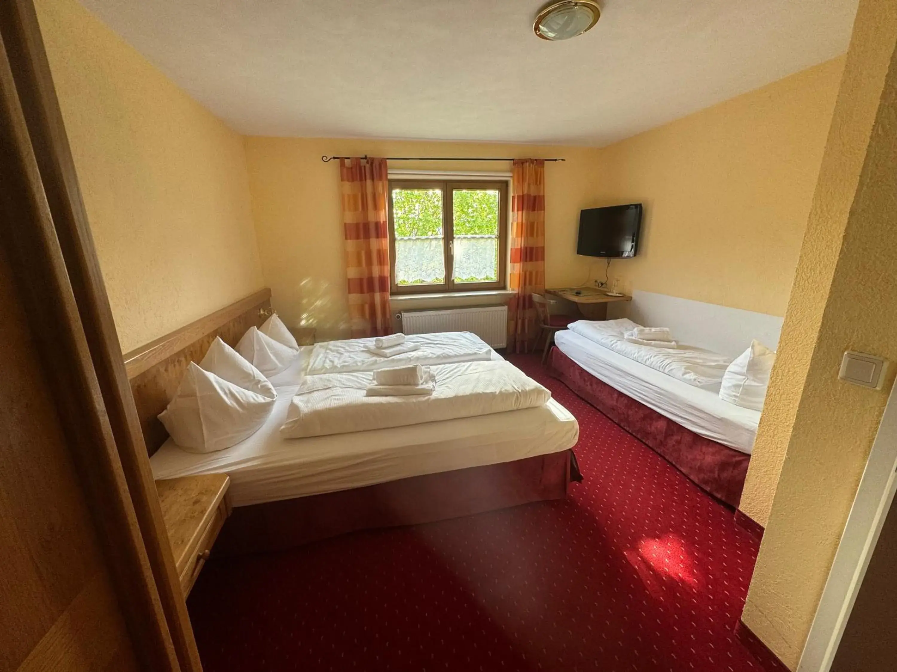 Triple Room with Bathroom in Landhotel Alte Post Triple Room with Bathroom in Landhotel Alte Post