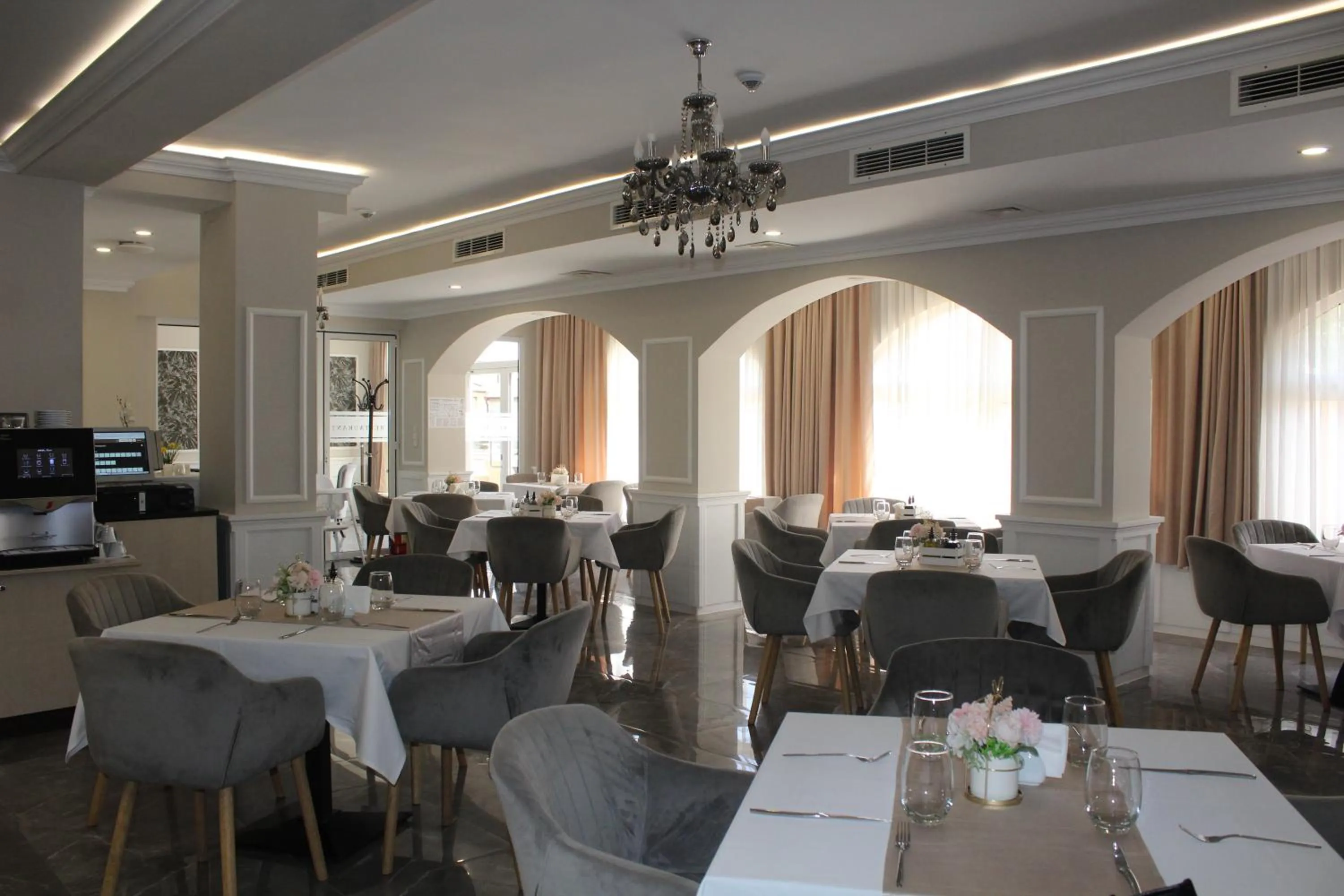 Restaurant/places to eat in Vemara City Boutique Hotel-free parking