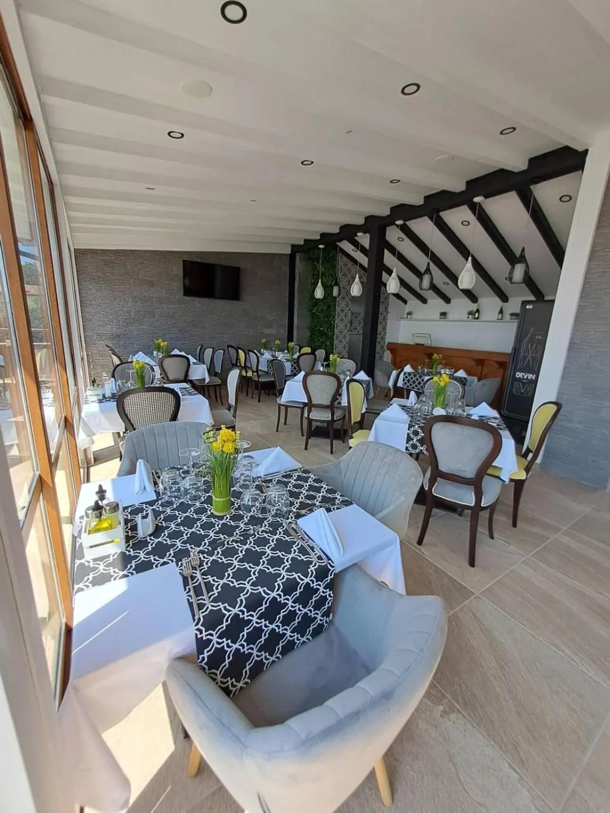 Restaurant/places to eat in Vemara City Boutique Hotel-free parking