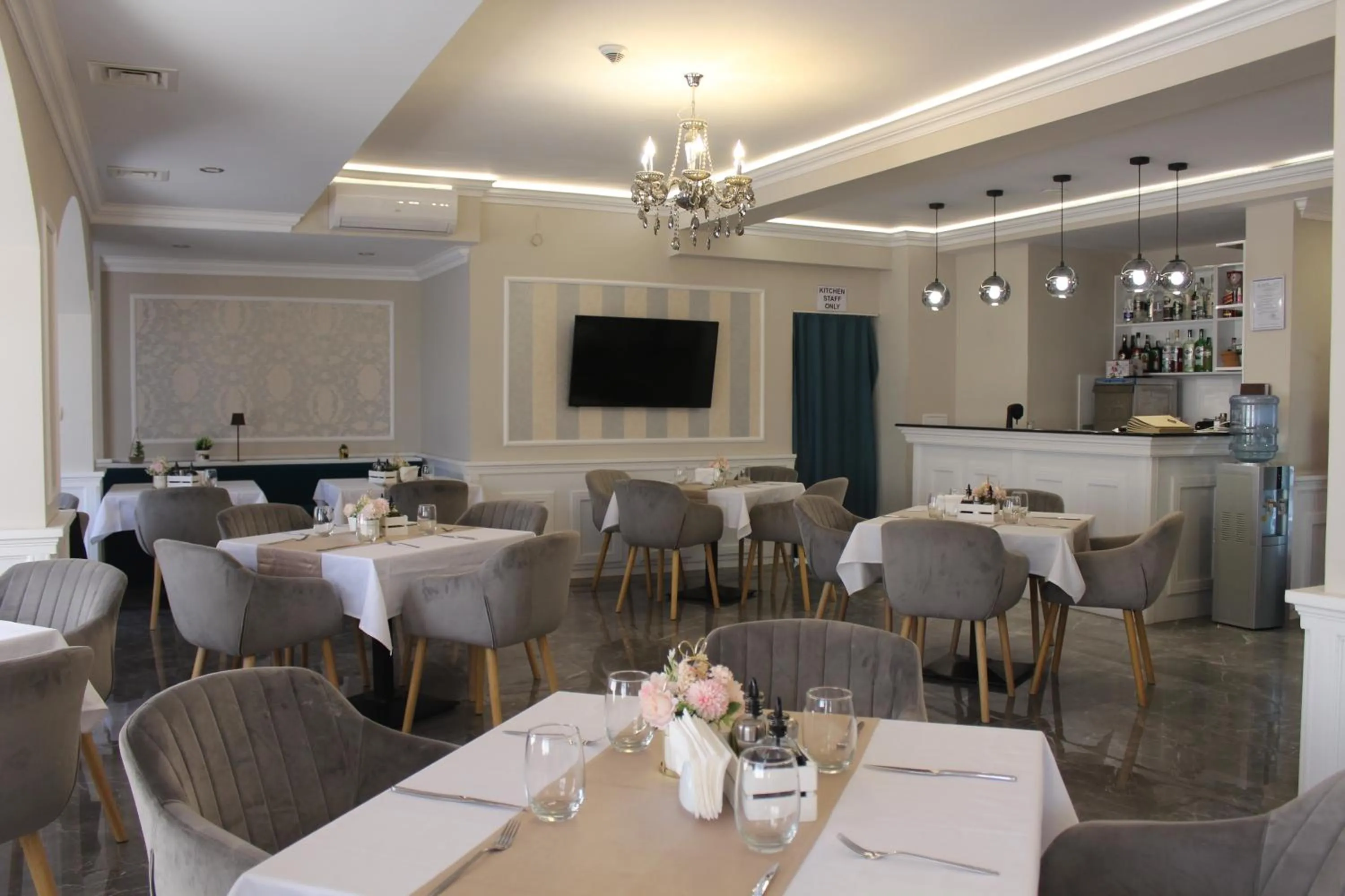 Restaurant/places to eat in Vemara City Boutique Hotel-free parking