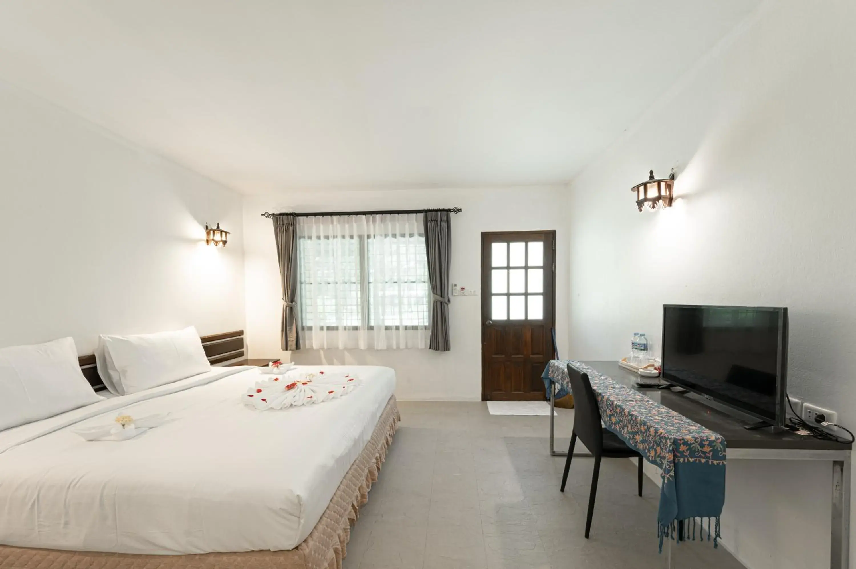 TV and multimedia, Bed in Ban Raya Resort and Spa TV and multimedia, Bed in Ban Raya Resort and Spa