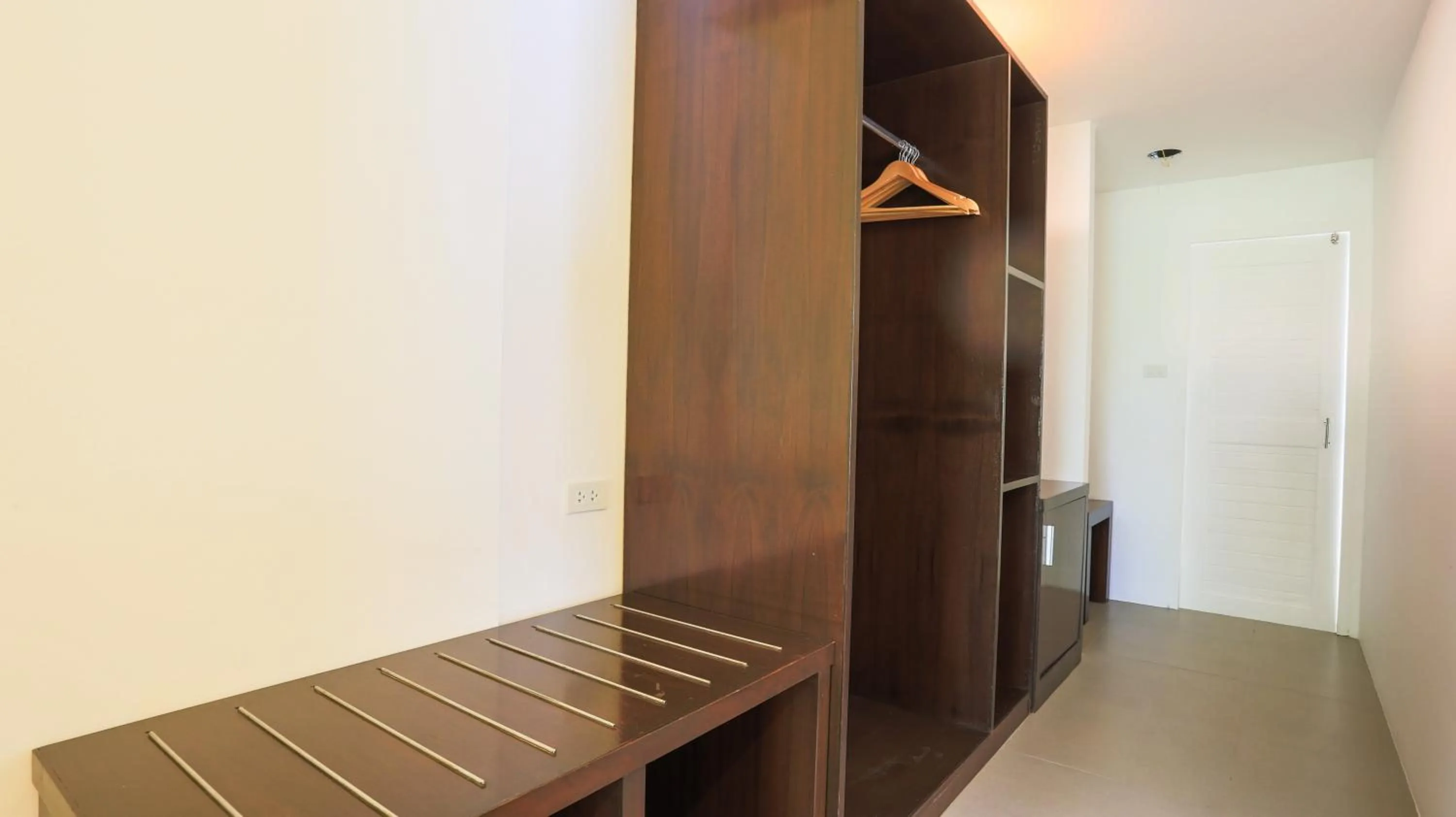 wardrobe in Ban Raya Resort and Spa