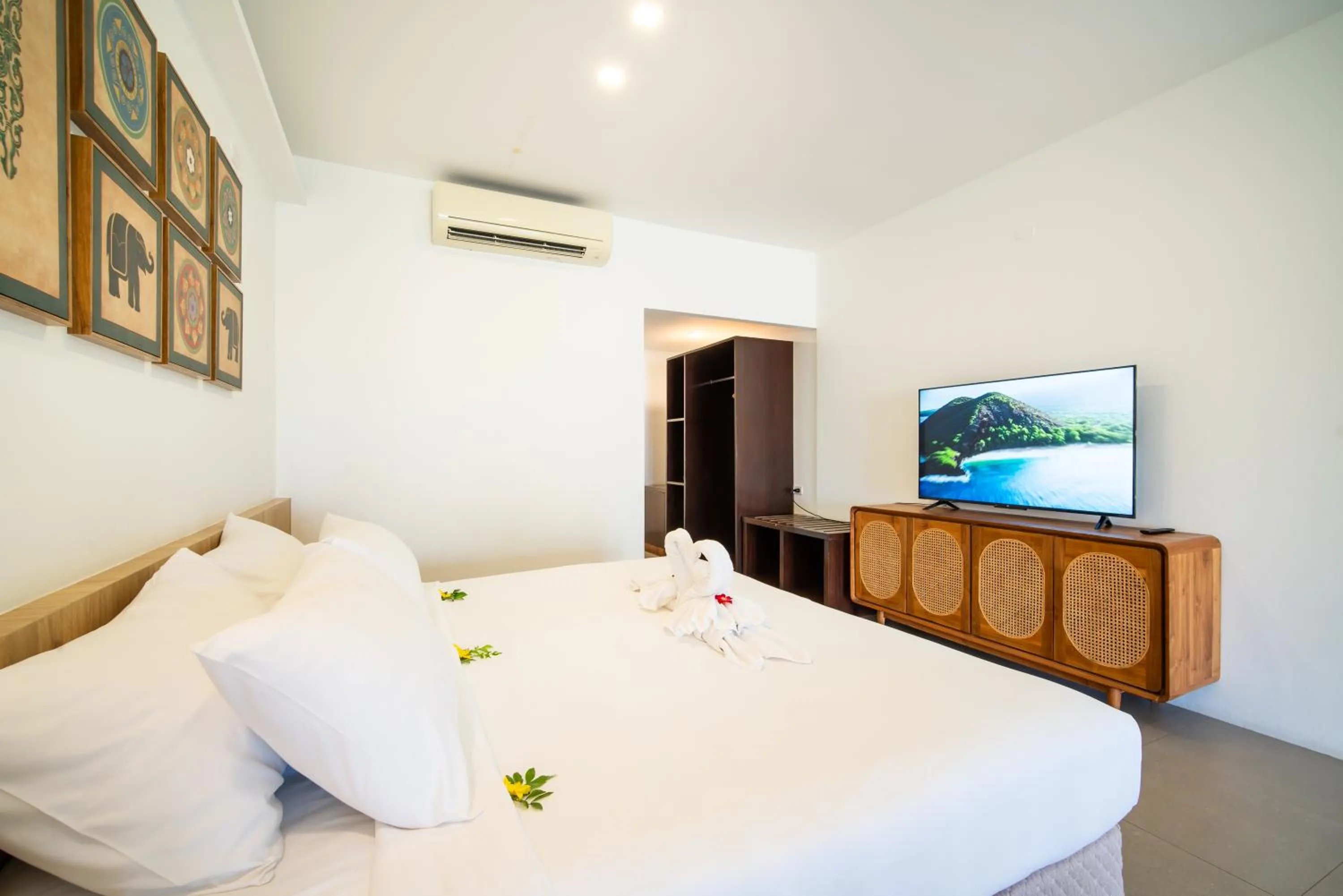 Photo of the whole room, Bed in Ban Raya Resort and Spa