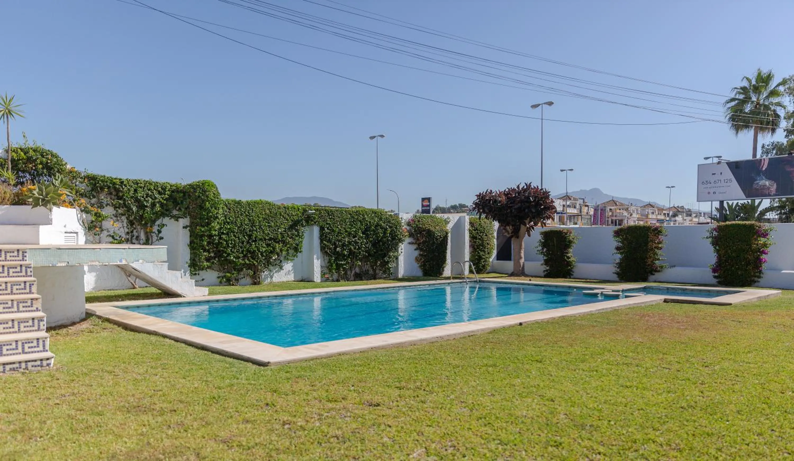 Casa con jardín junto a la playa