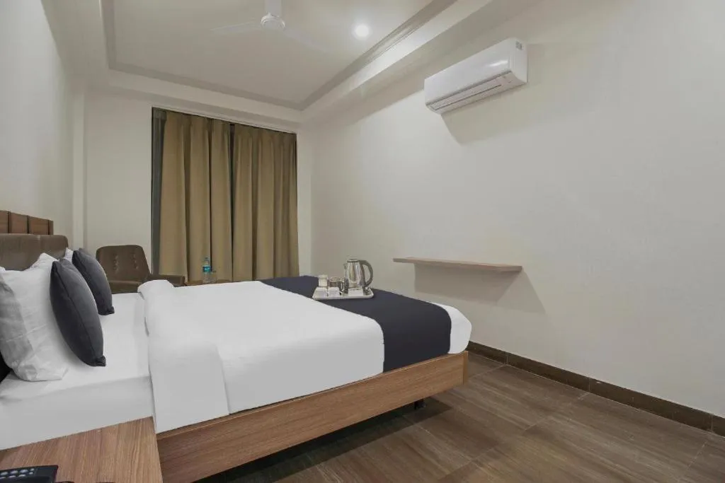 Photo of the whole room, Bed in Hotel The Golf 1