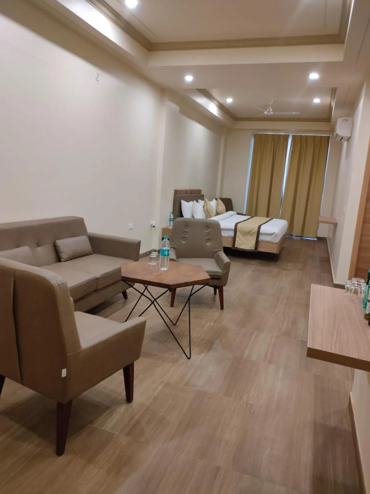 Photo of the whole room, Bed in Hotel The Golf 1