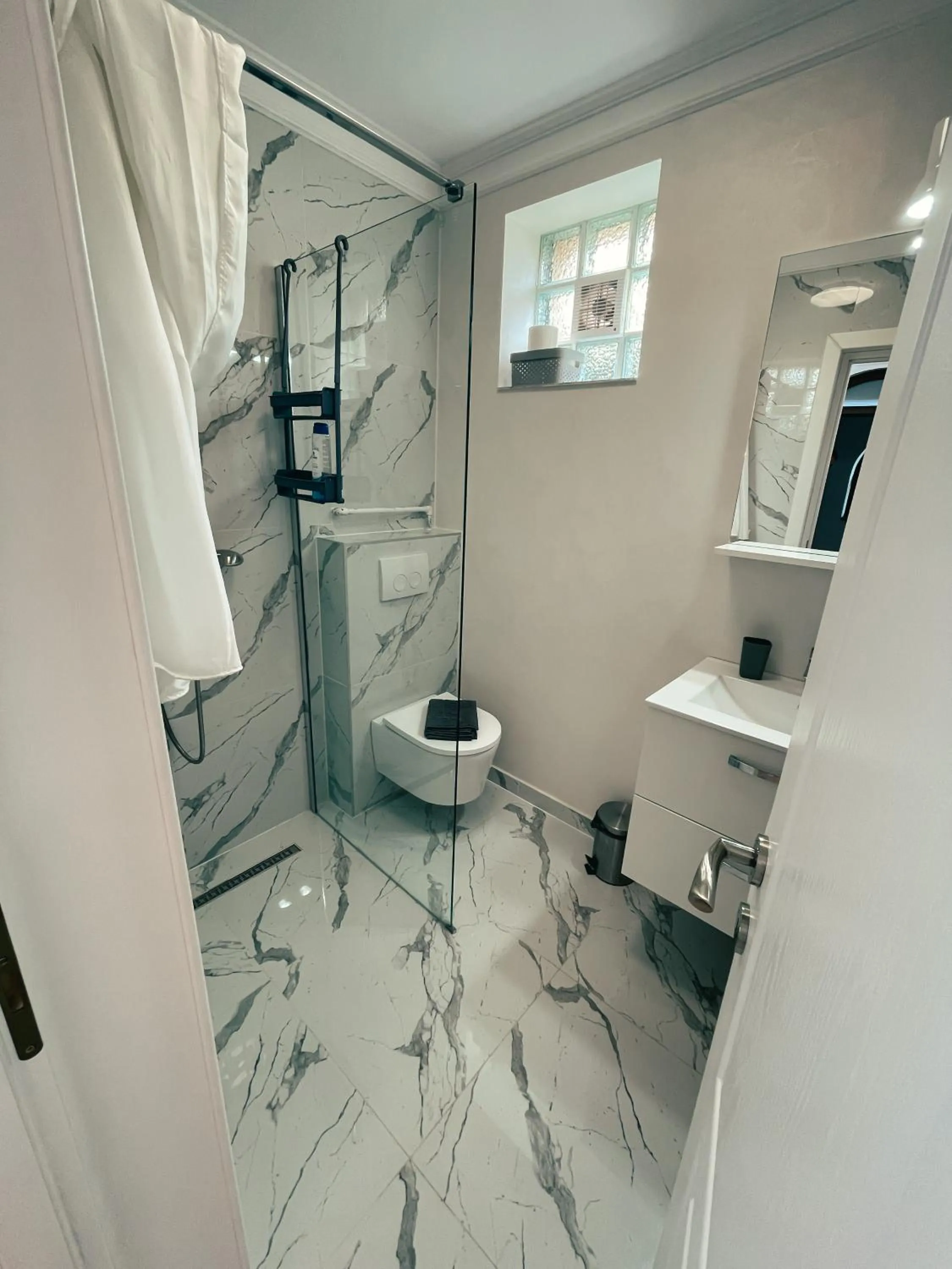 Bathroom in Cozy Glen - Private Villa, Parking and BBQ