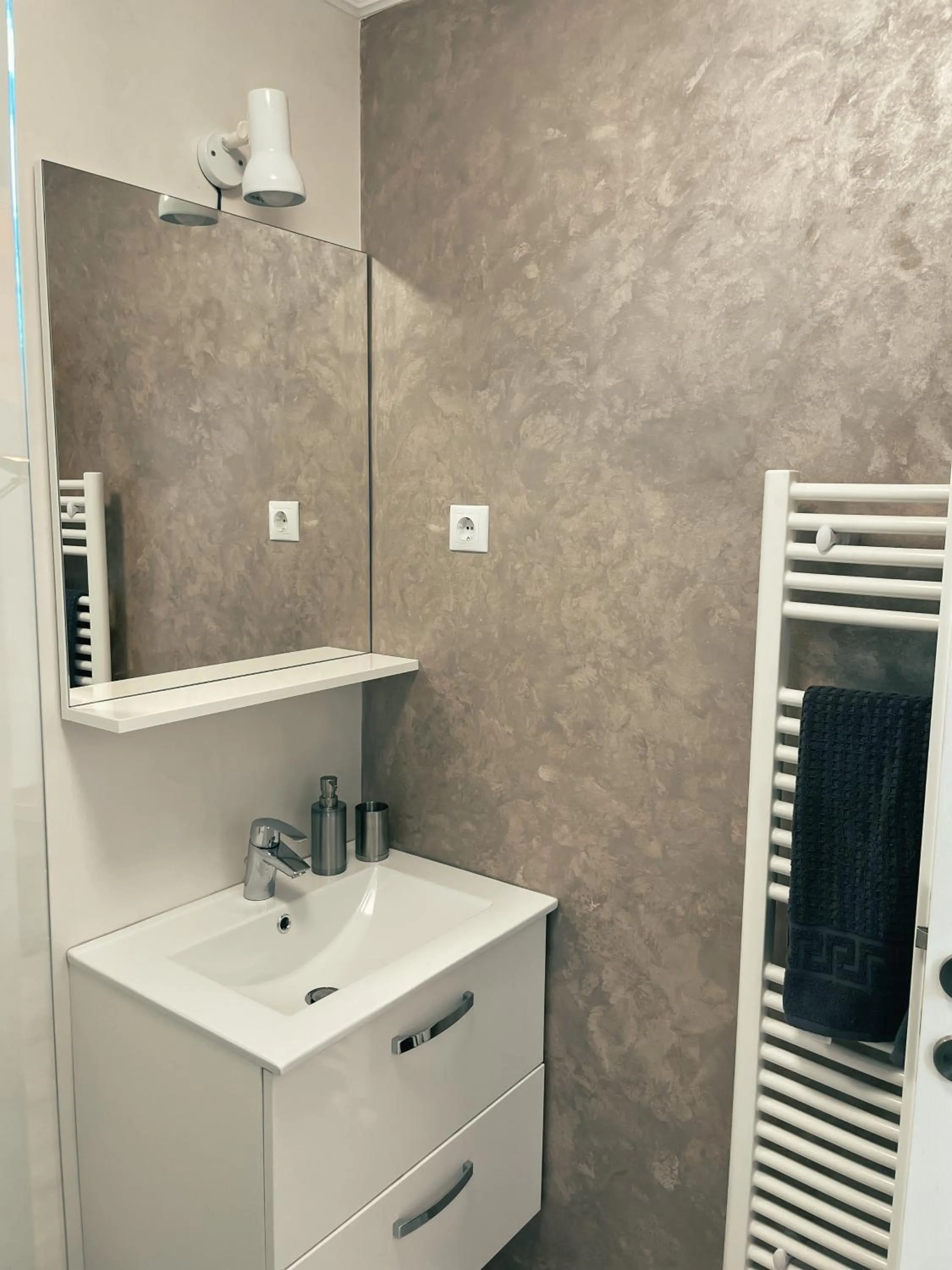 Bathroom in Cozy Glen - Private Villa, Parking and BBQ