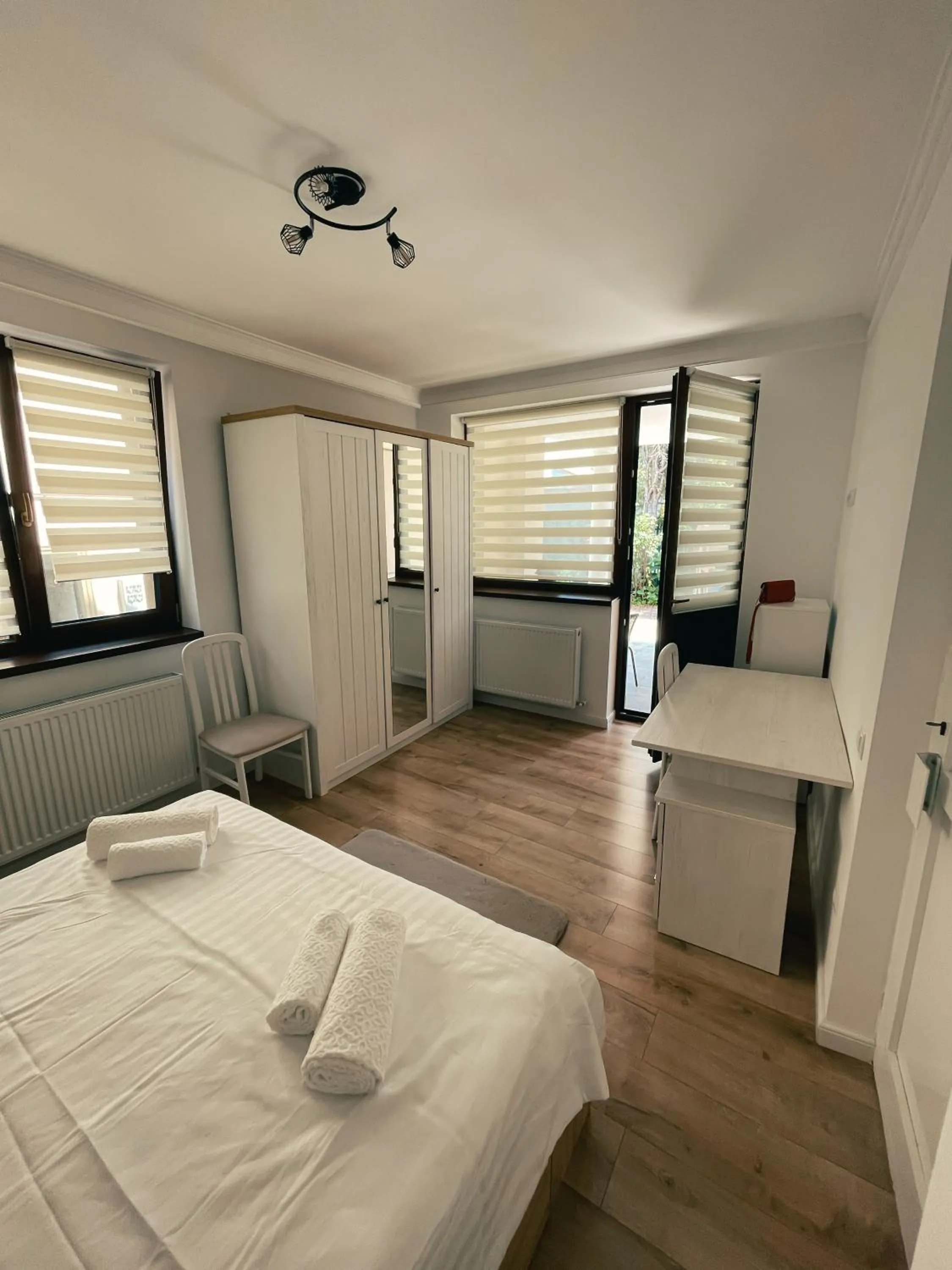 Bed in Cozy Glen - Private Villa, Parking and BBQ