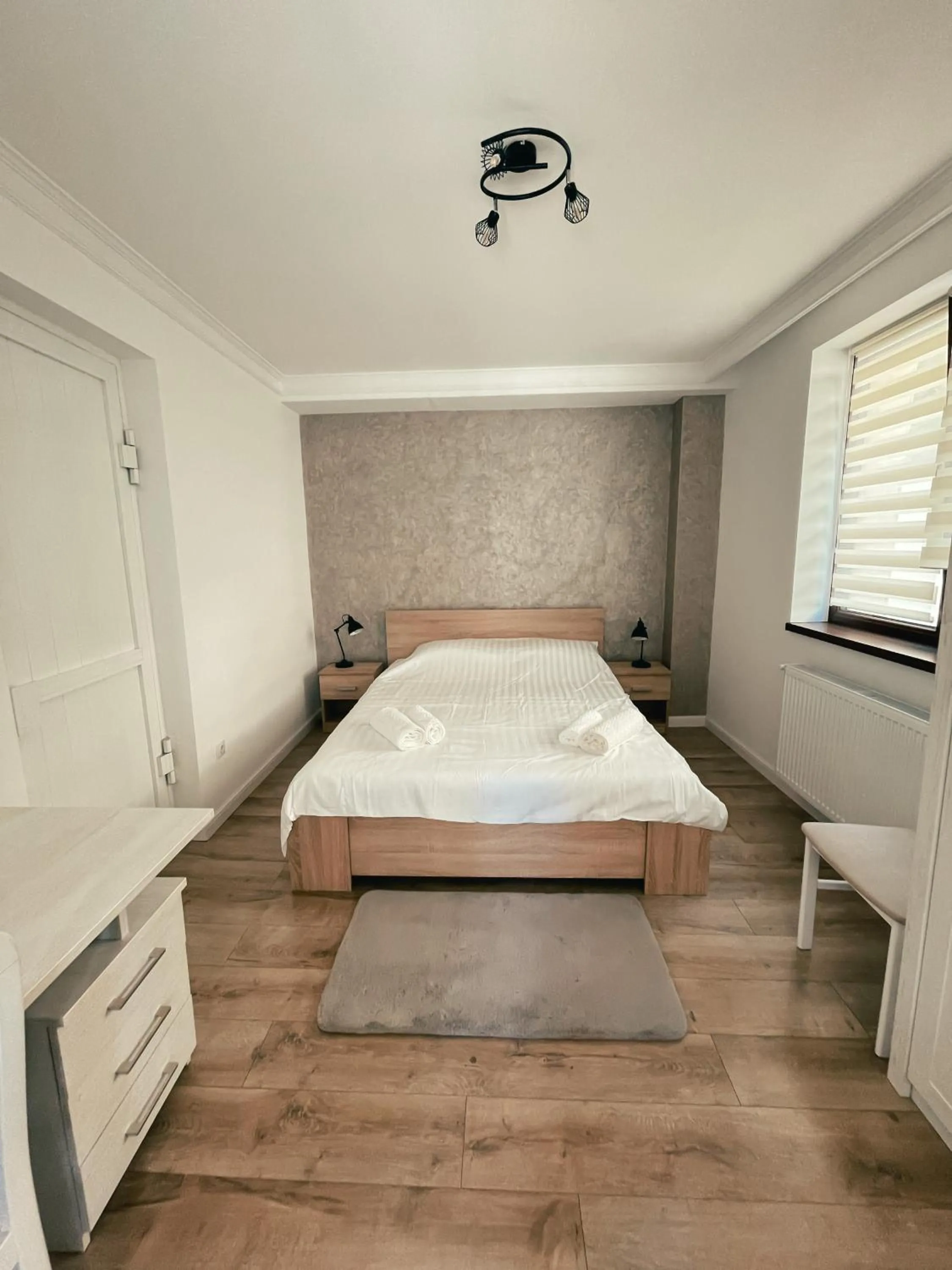 Bedroom, Bed in Cozy Glen - Private Villa, Parking and BBQ