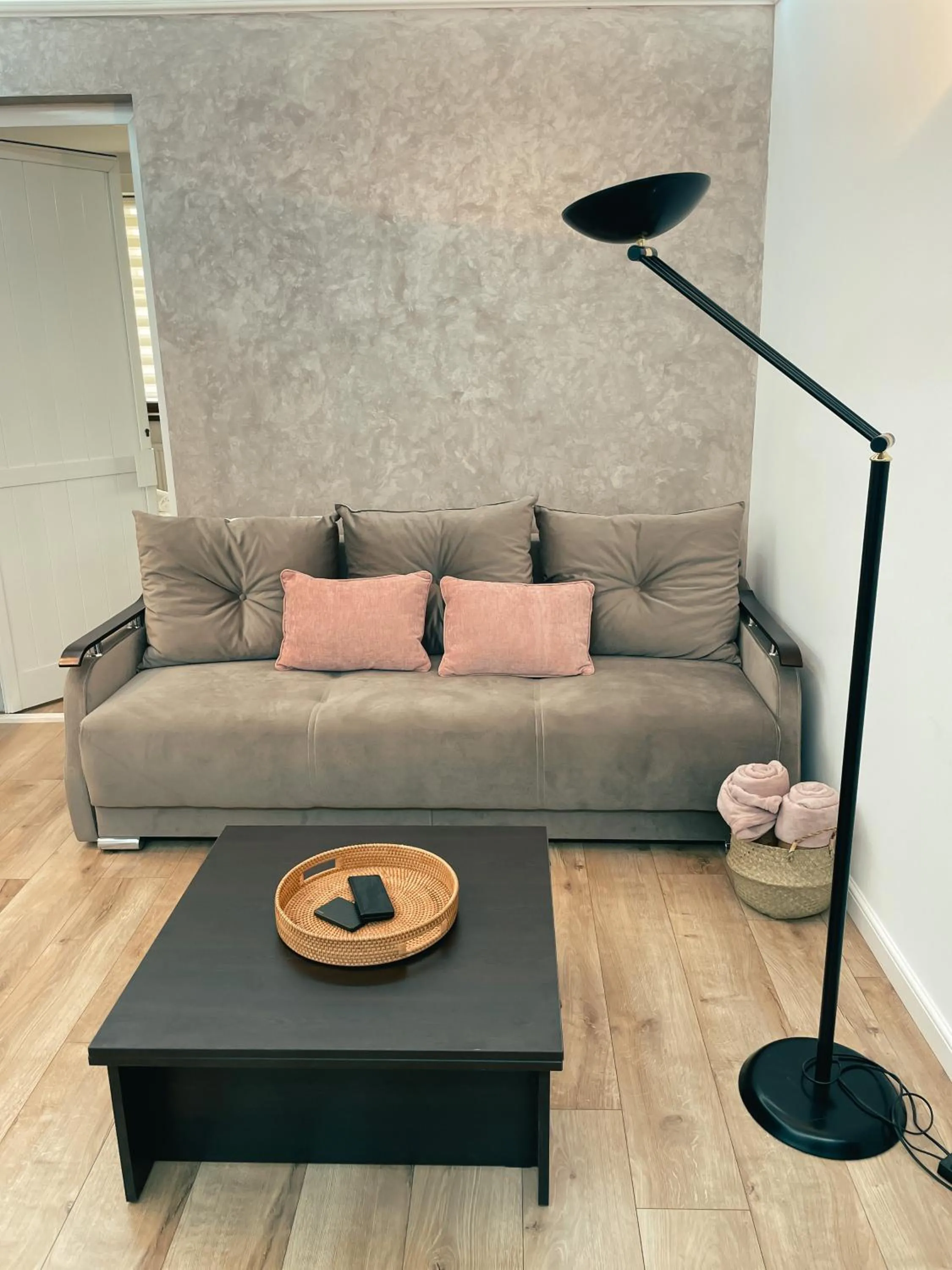 Living room in Cozy Glen - Private Villa, Parking and BBQ