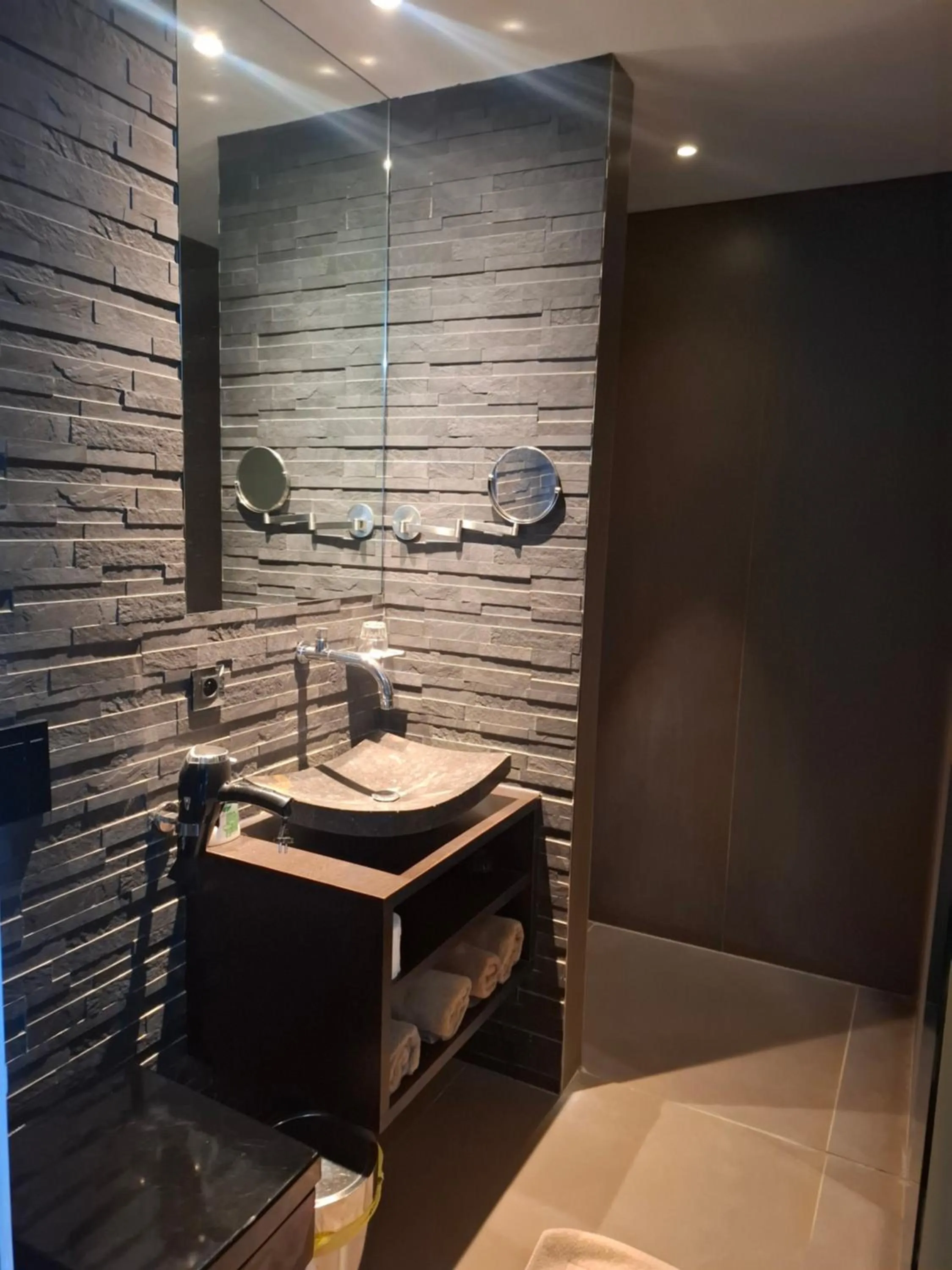 Toilet in B&B Finis terrae with wellness