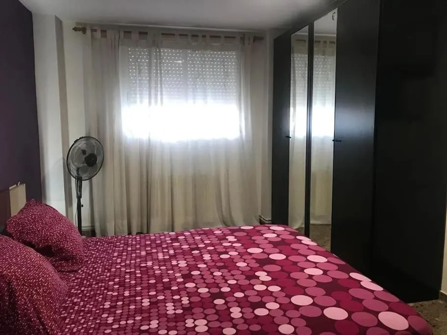 Bedroom, Bed in Apartamento cómodo y espacioso con parking