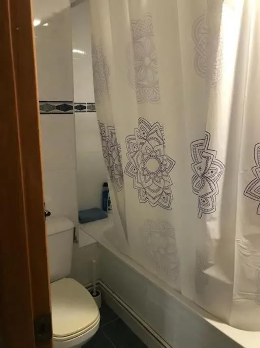 Bathroom in Apartamento cómodo y espacioso con parking