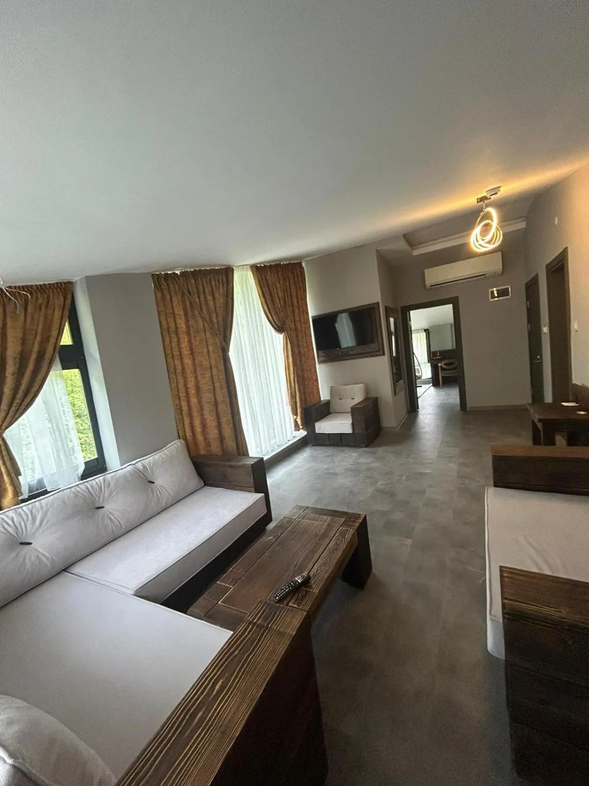 Communal lounge/ TV room in Macartaşı Hotel