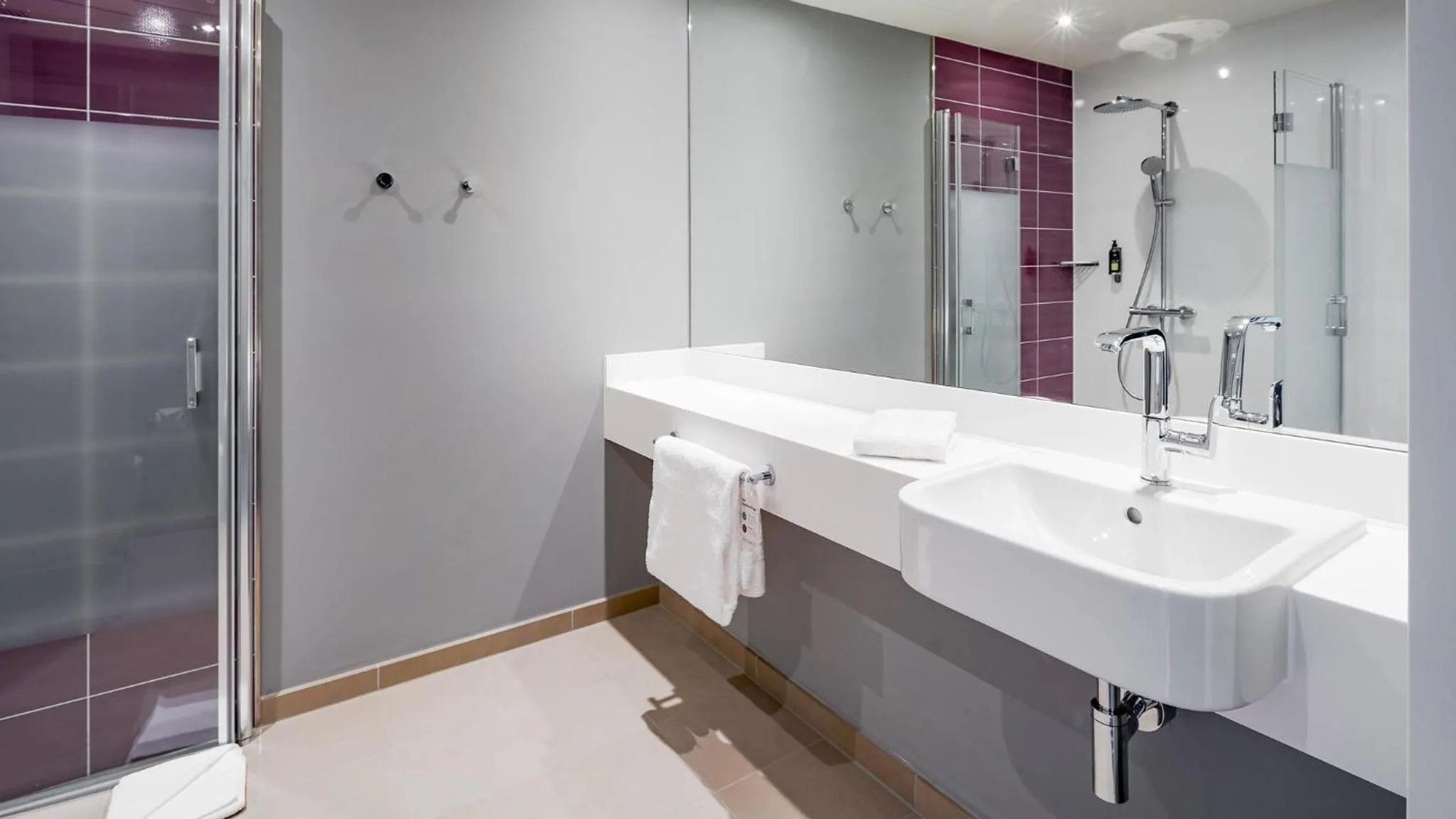 Bathroom in Premier Inn Nürnberg City Opernhaus