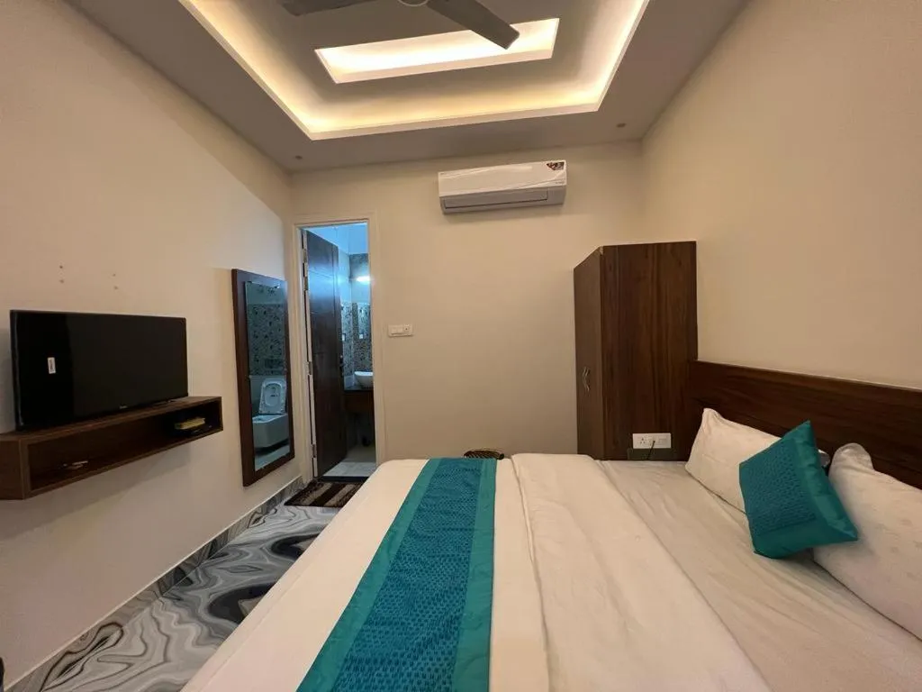 Bed in Hotel Yog Safari, Behind Parmarth Niketan