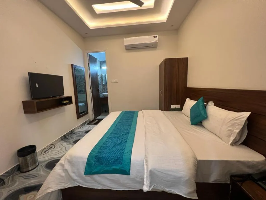 Bed in Hotel Yog Safari, Behind Parmarth Niketan