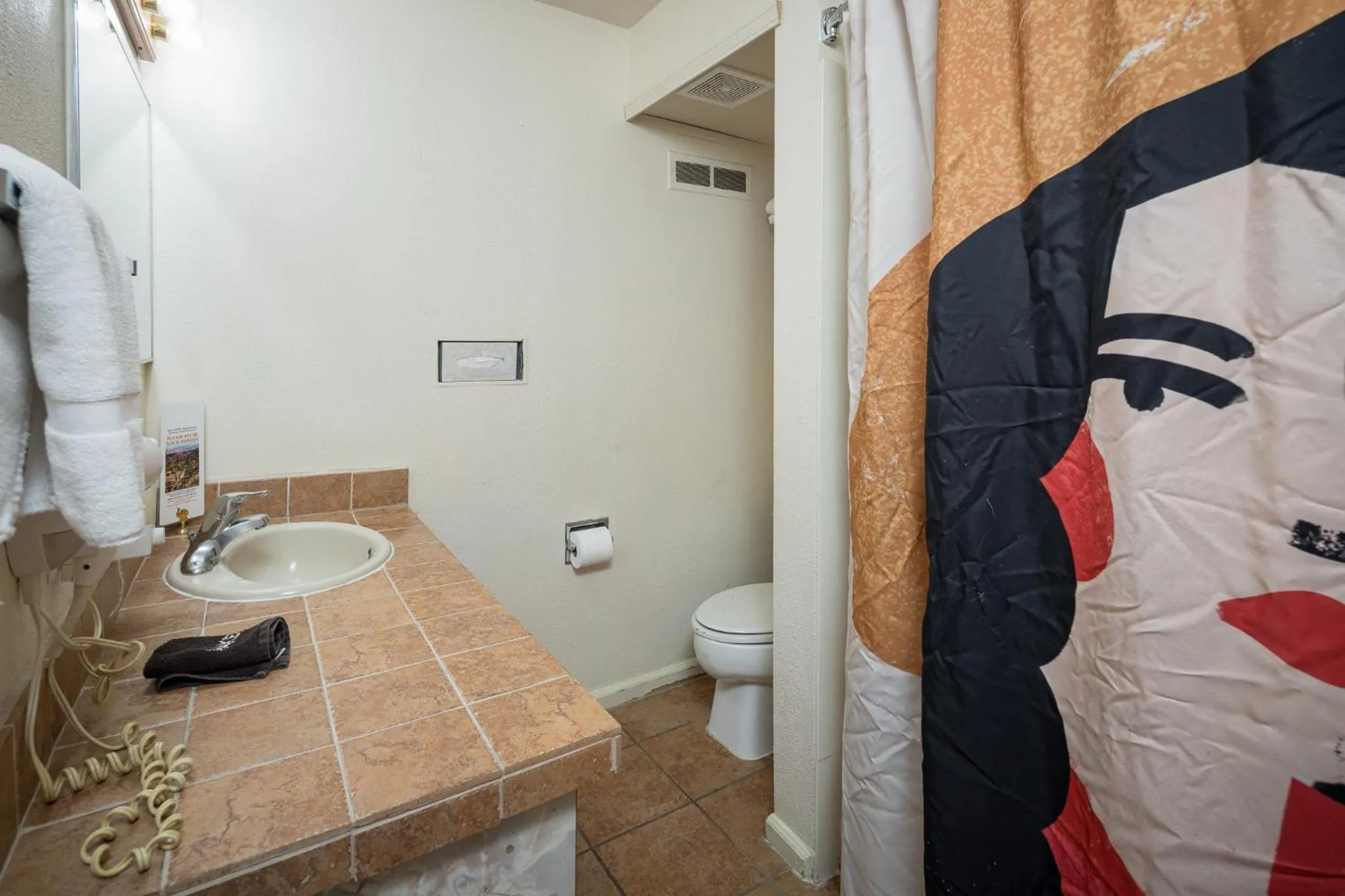 Bathroom, Bed in Apache Motel