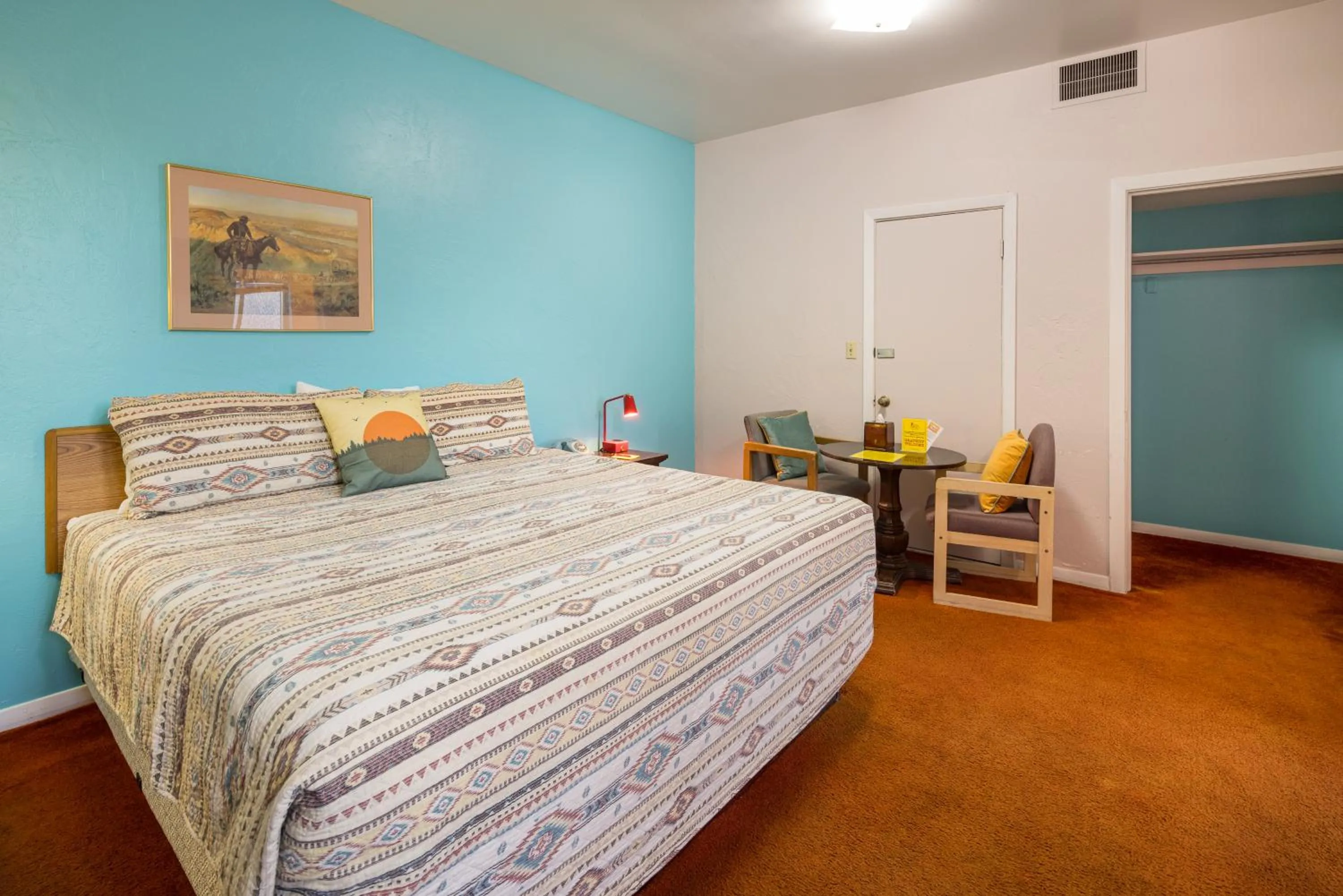 Photo of the whole room, Bed in Apache Motel
