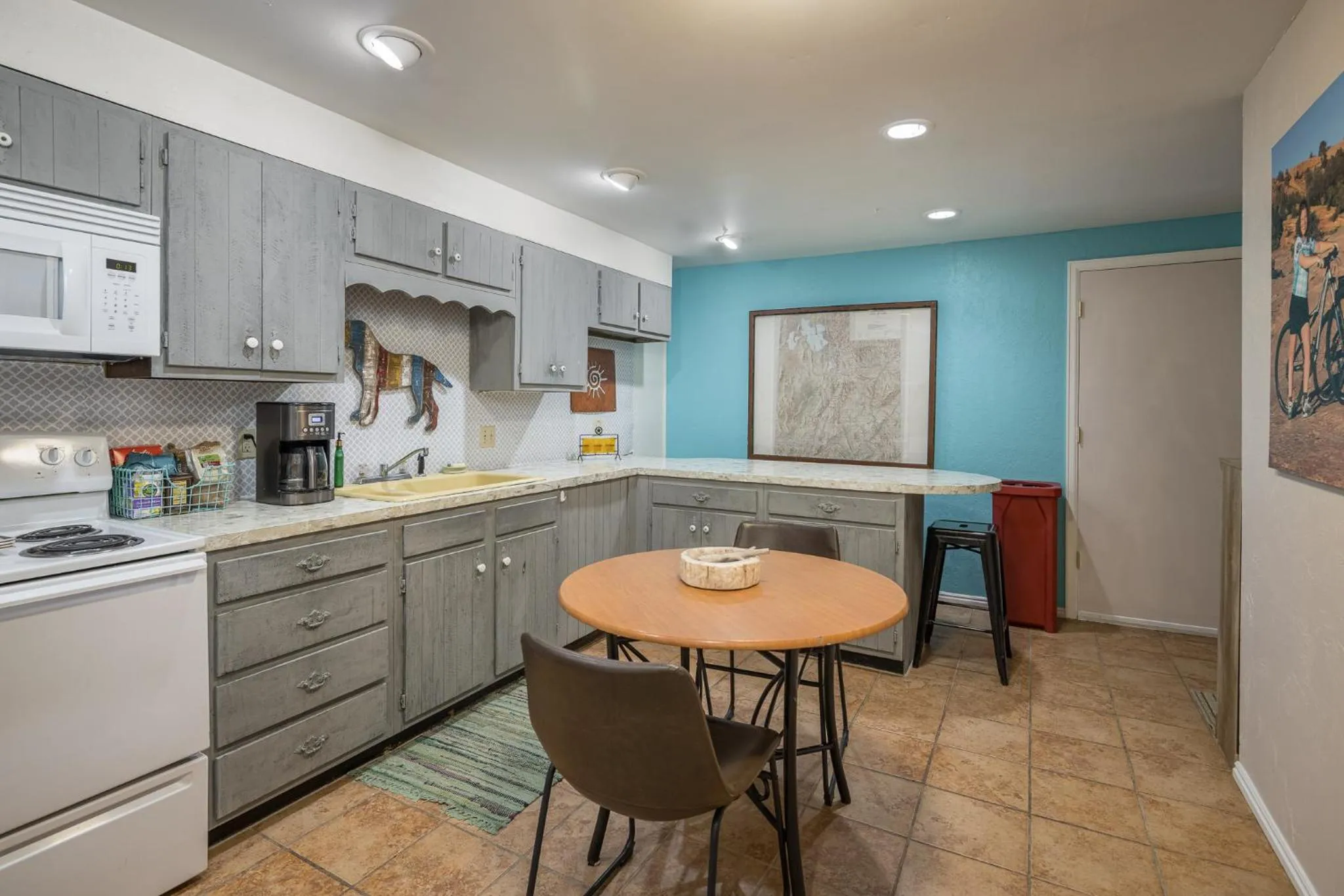 Kitchen or kitchenette in Apache Motel