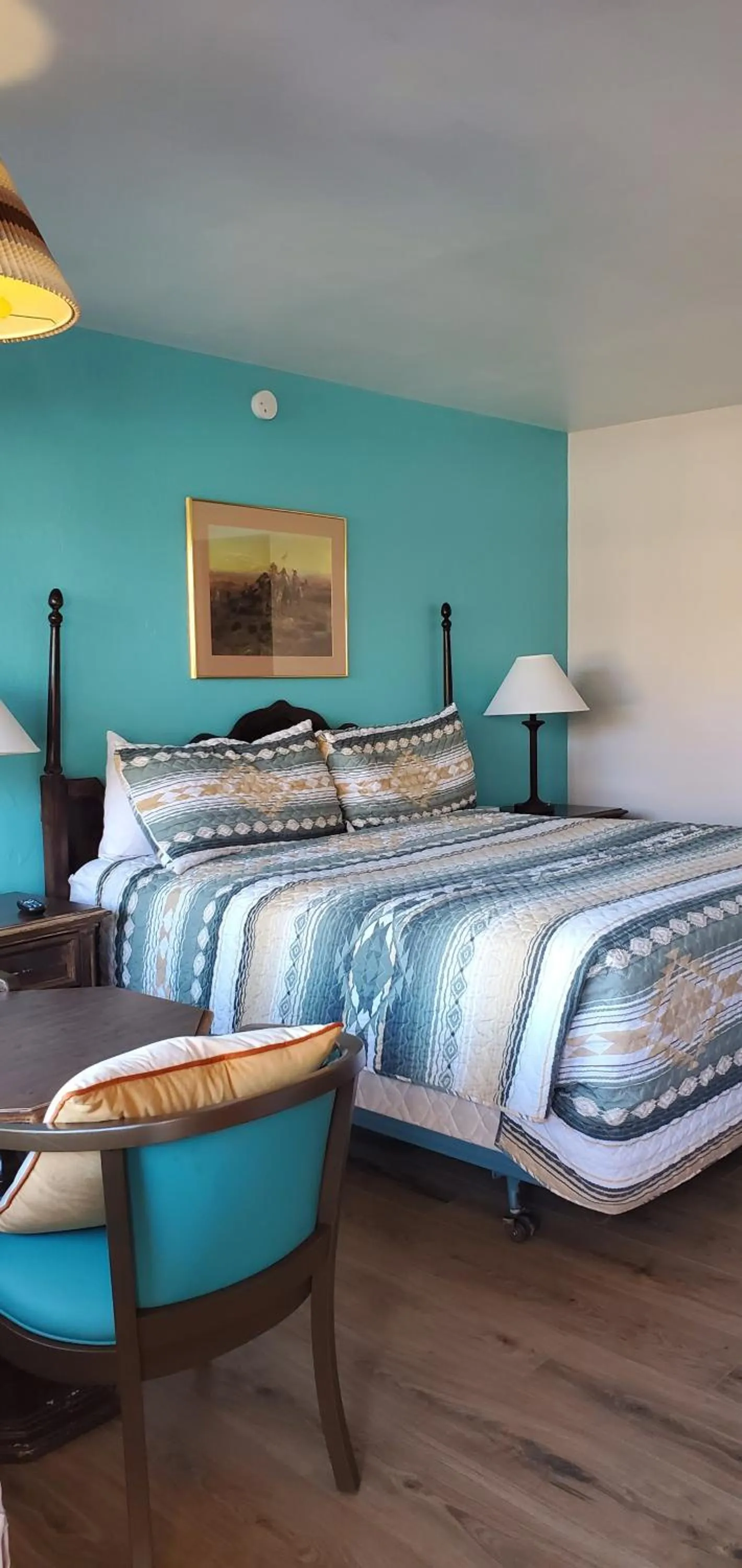 Photo of the whole room, Bed in Apache Motel