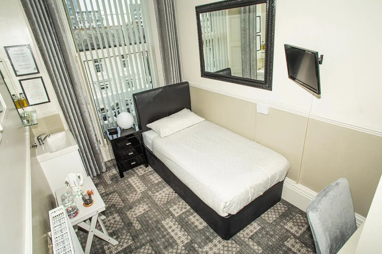 Single Room with Shared Bathroom in Jewells Guest Accommodation Single Room with Shared Bathroom in Jewells Guest Accommodation