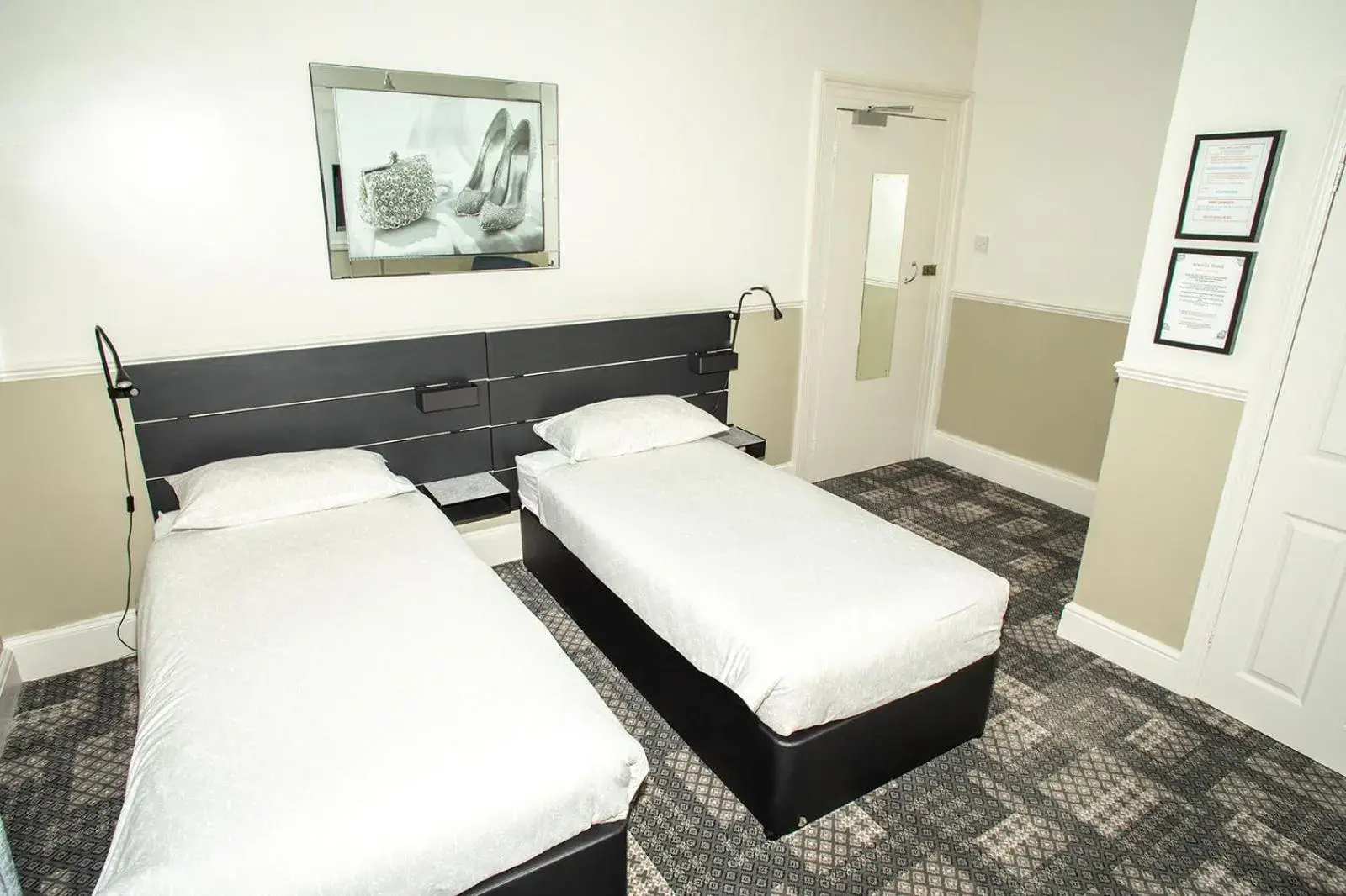 Twin Room en suite in Jewells Guest Accommodation Twin Room en suite in Jewells Guest Accommodation