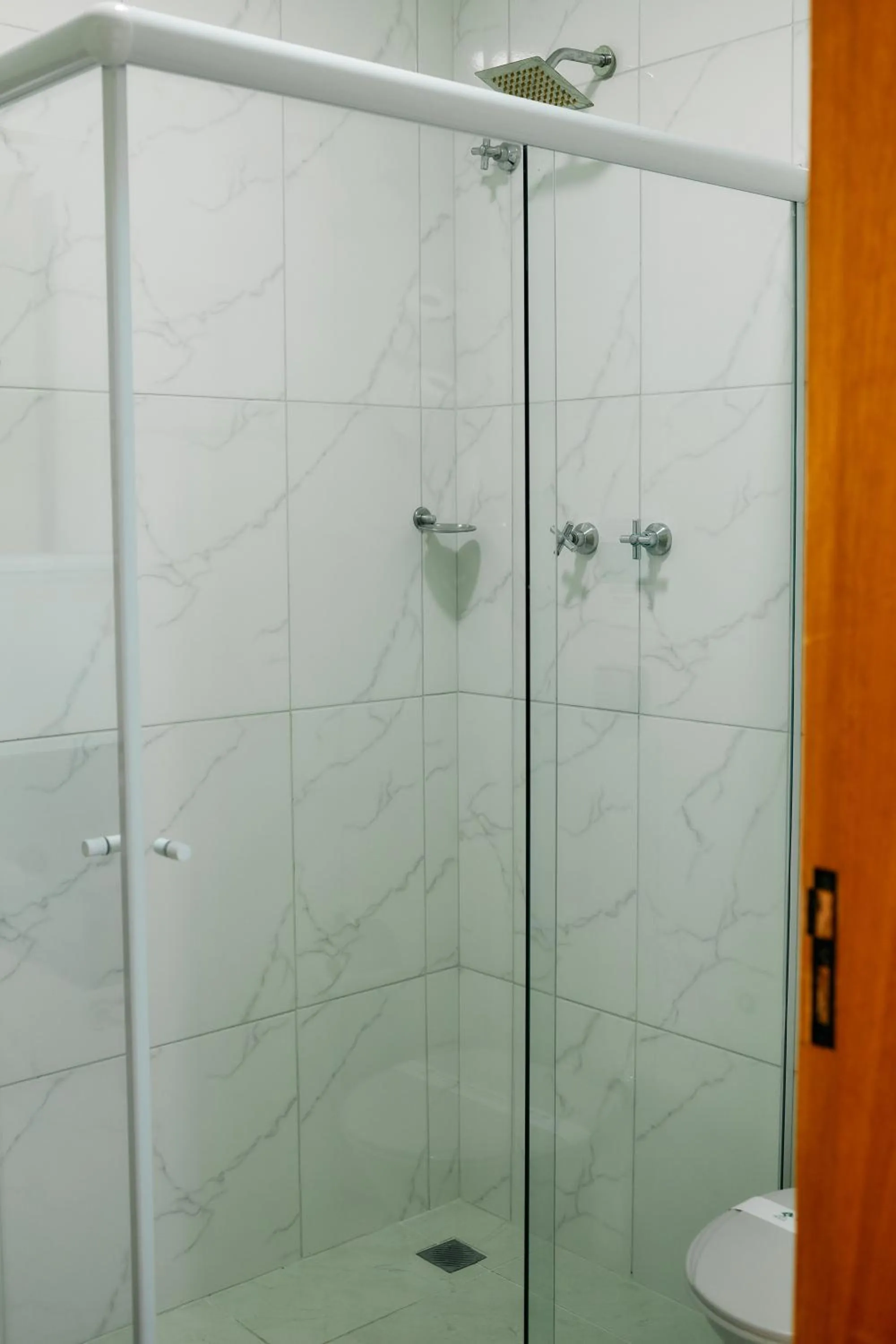 Shower in Hotel Beirut