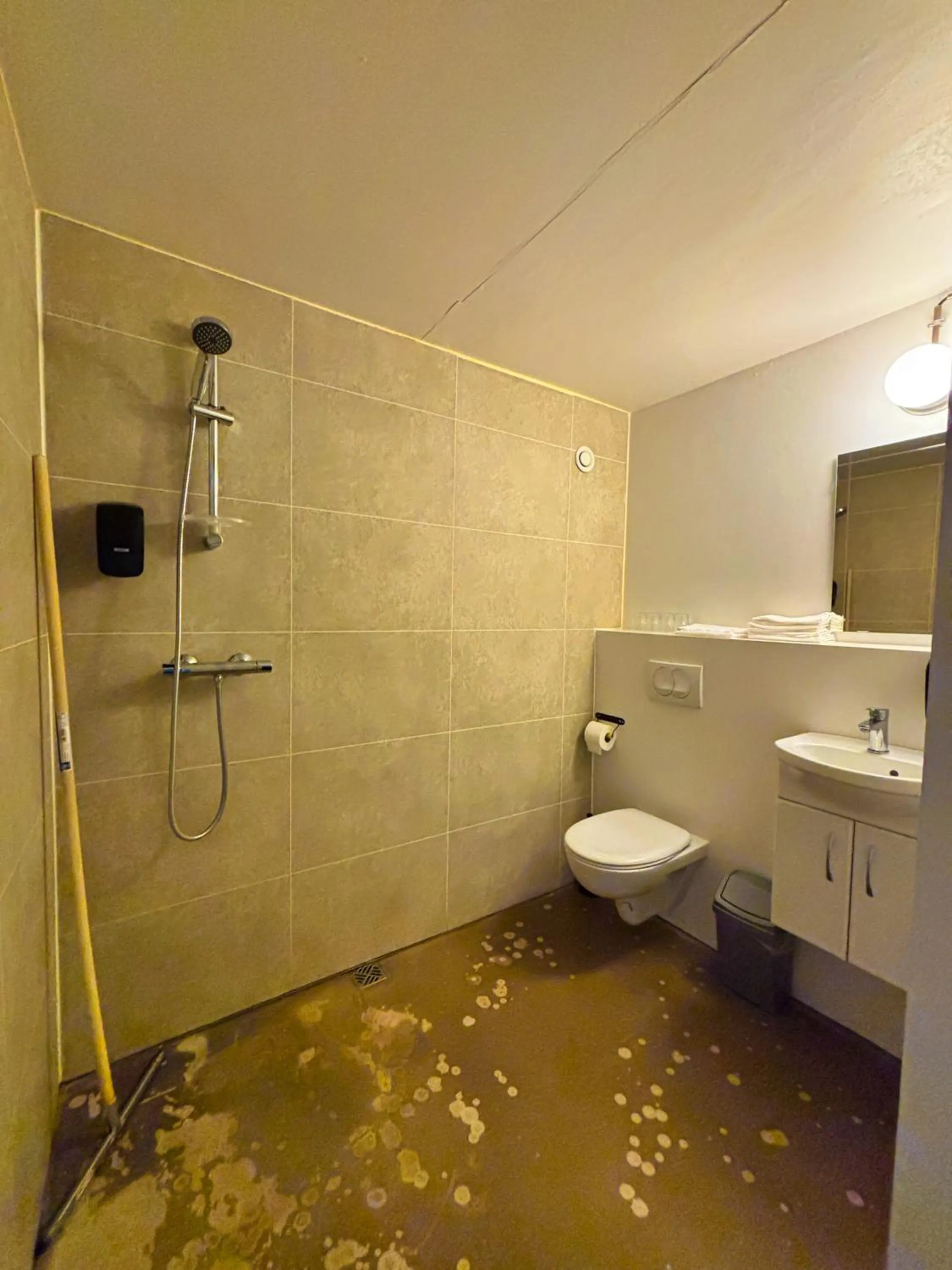 Shower in Hotel Brú countryside