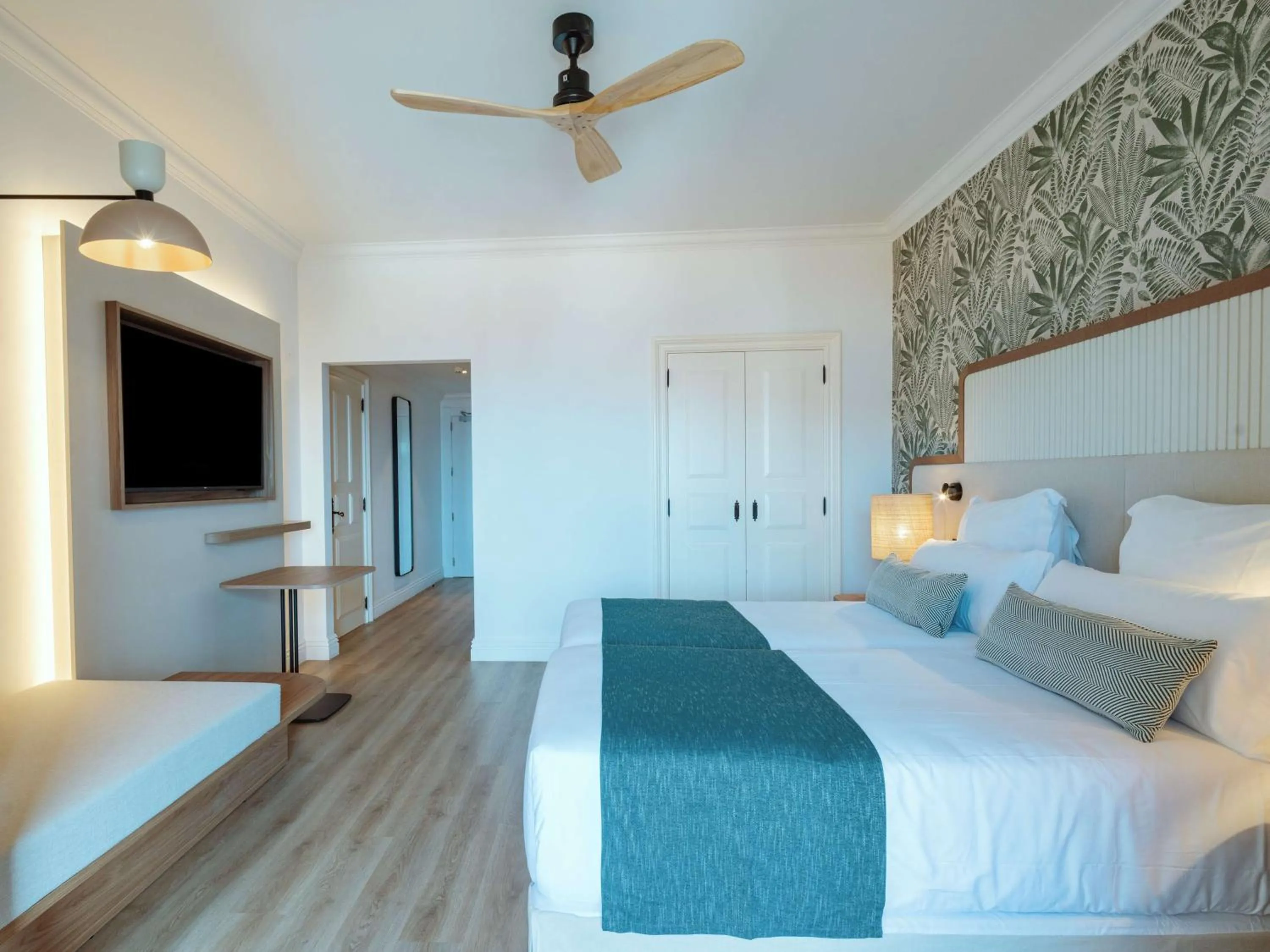 Photo of the whole room, Bed in Dreams Madeira Resort Spa & Marina