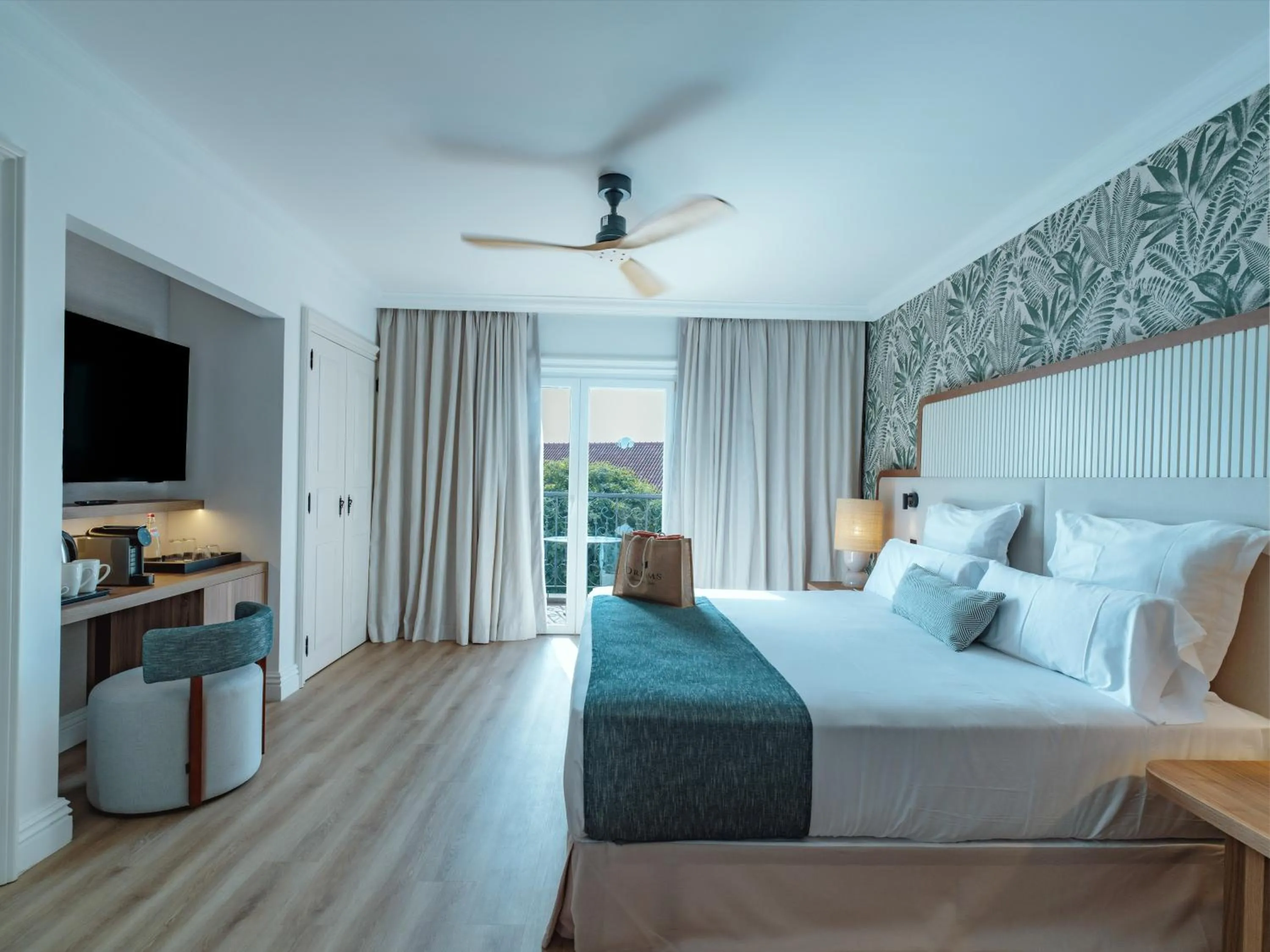 Bedroom, Bed in Dreams Madeira Resort Spa & Marina