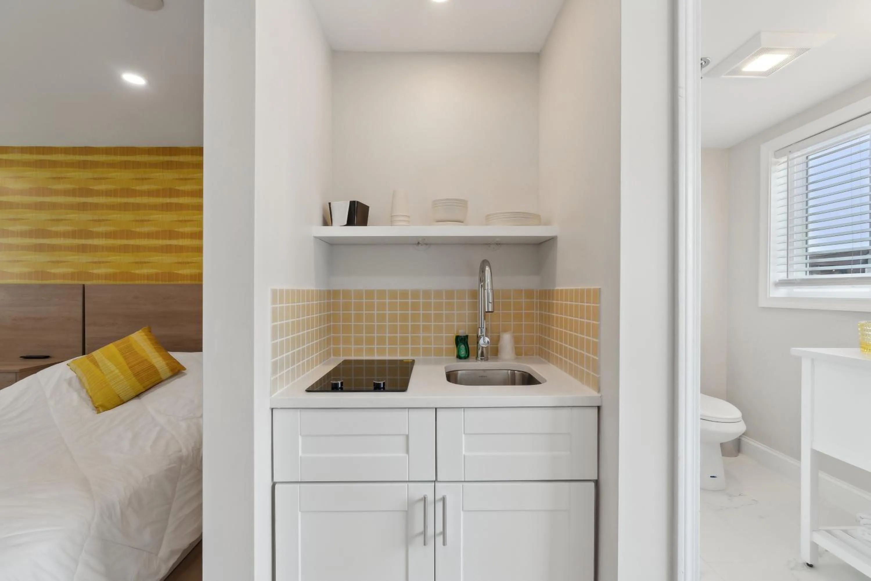 Kitchen or kitchenette, Bed in The Voyager