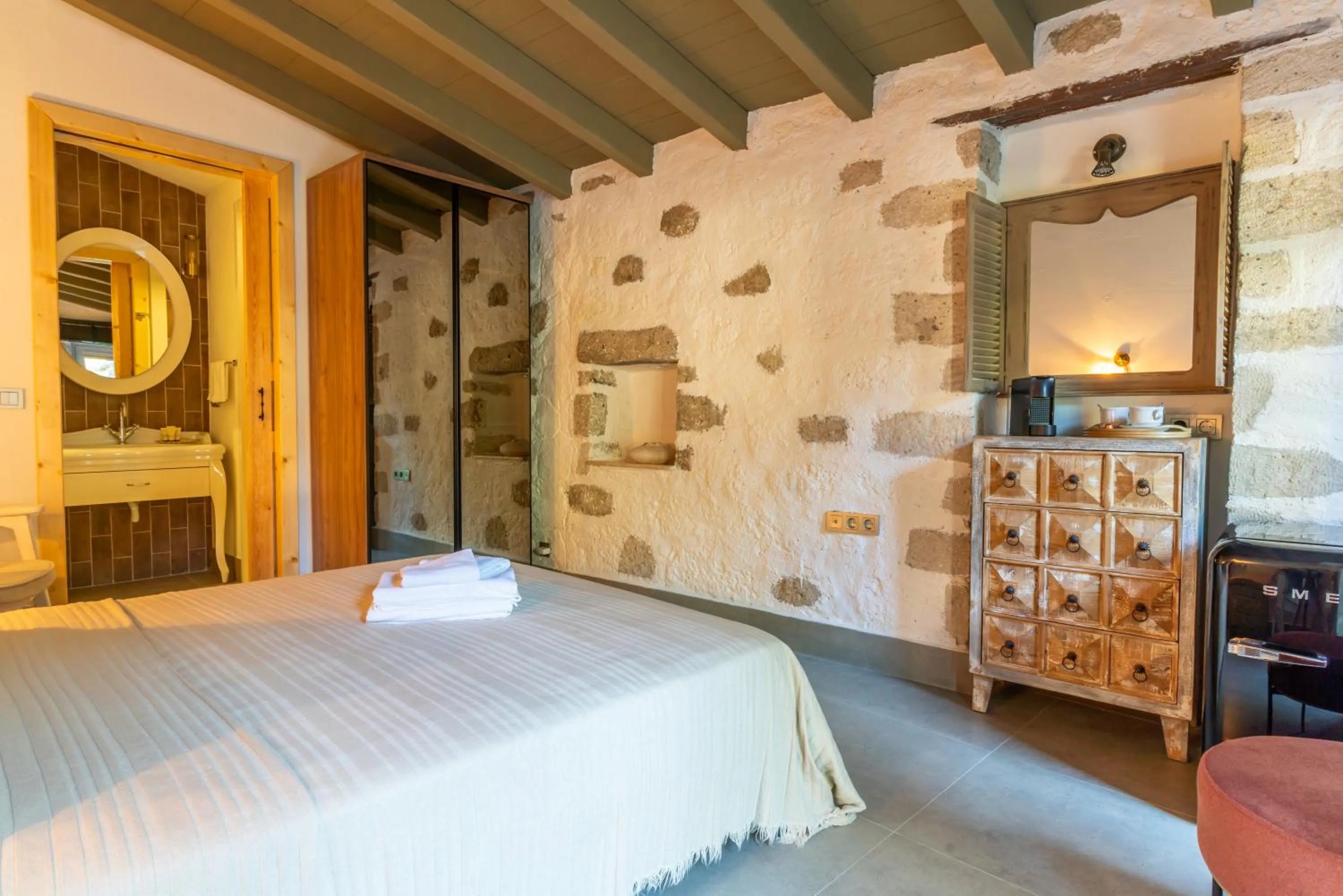 Bed in Alaçatı Taş Otel