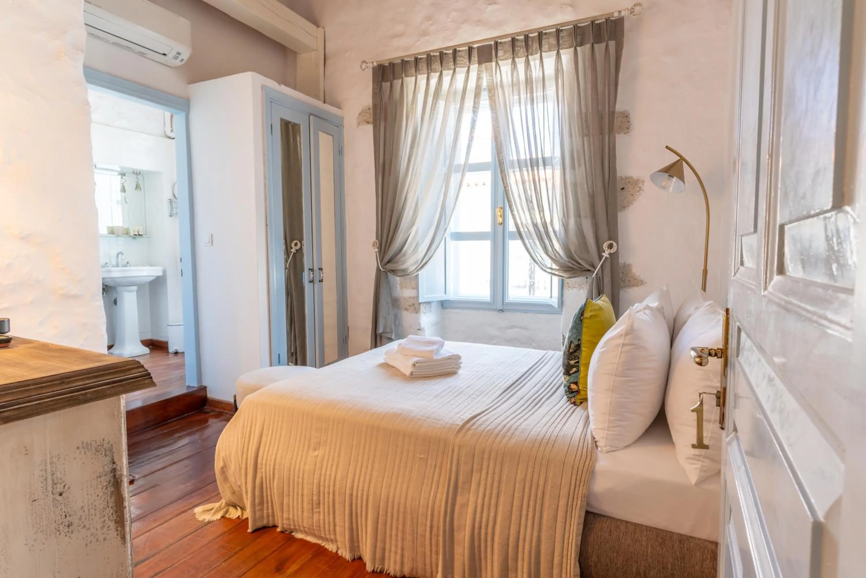 Photo of the whole room, Bed in Alaçatı Taş Otel