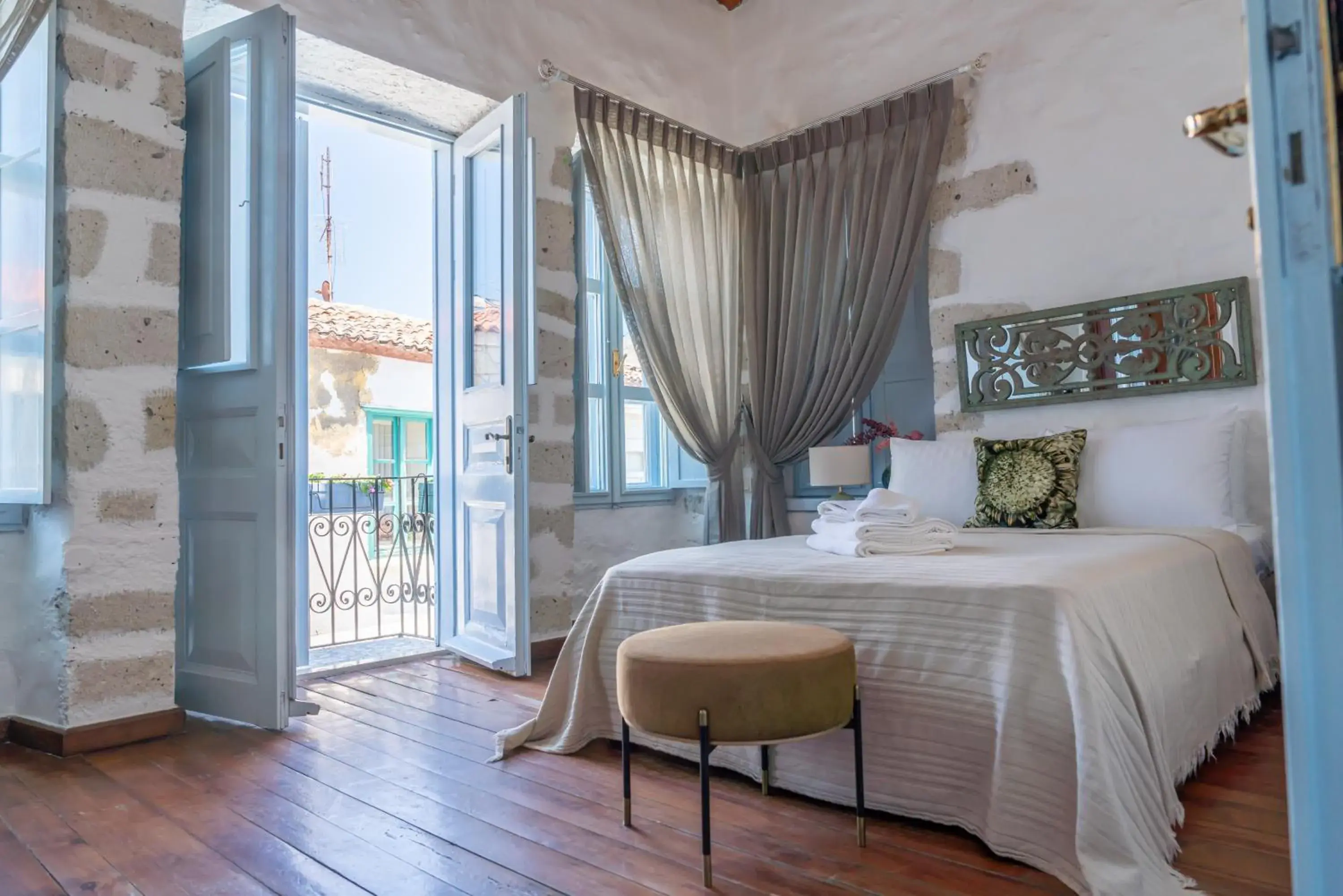 Double Room with Balcony in Alaçatı Taş Otel Double Room with Balcony in Alaçatı Taş Otel