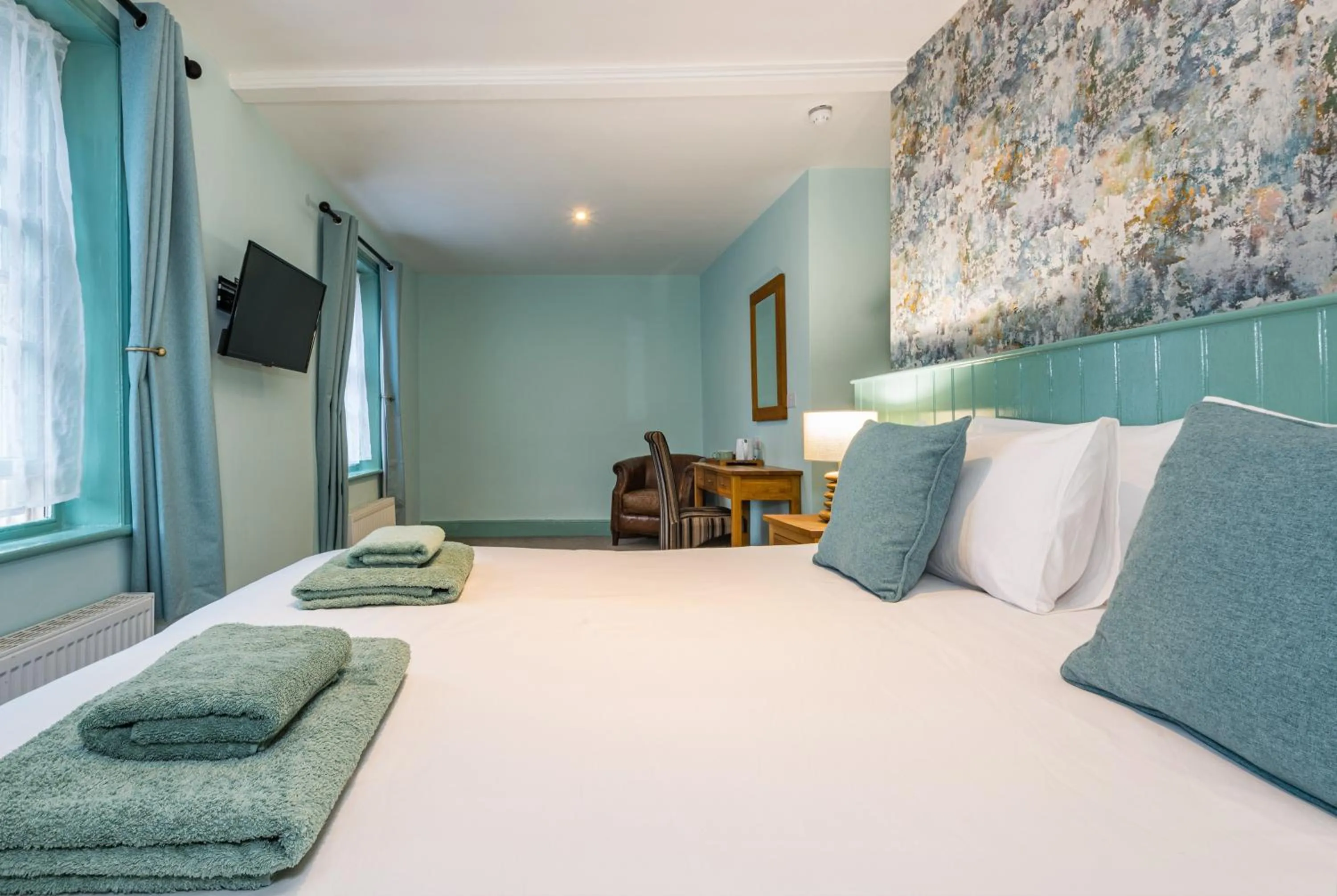 Communal lounge/ TV room, Bed in The Queens