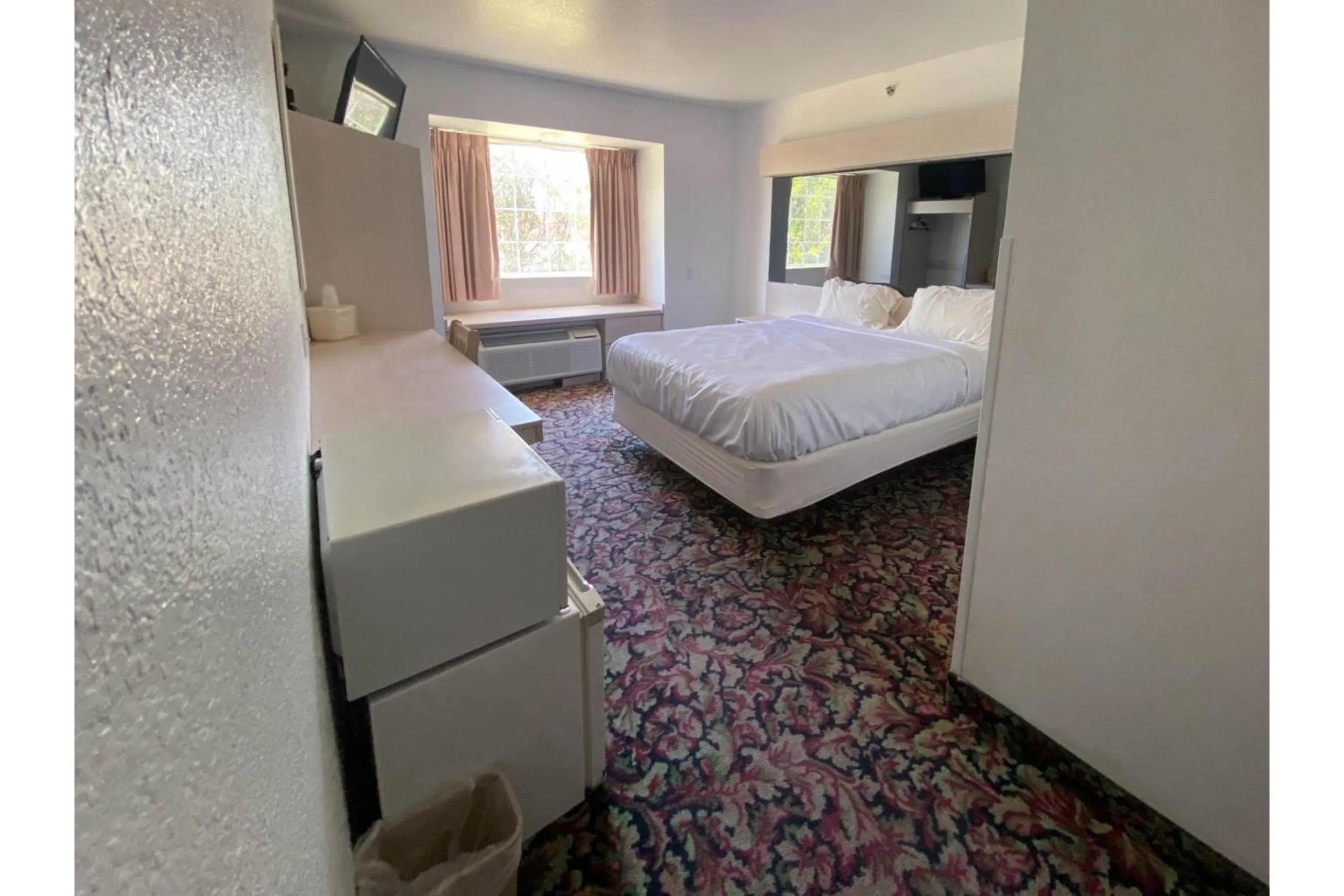 Bedroom, Bed in Studio 6 McAlester OK South