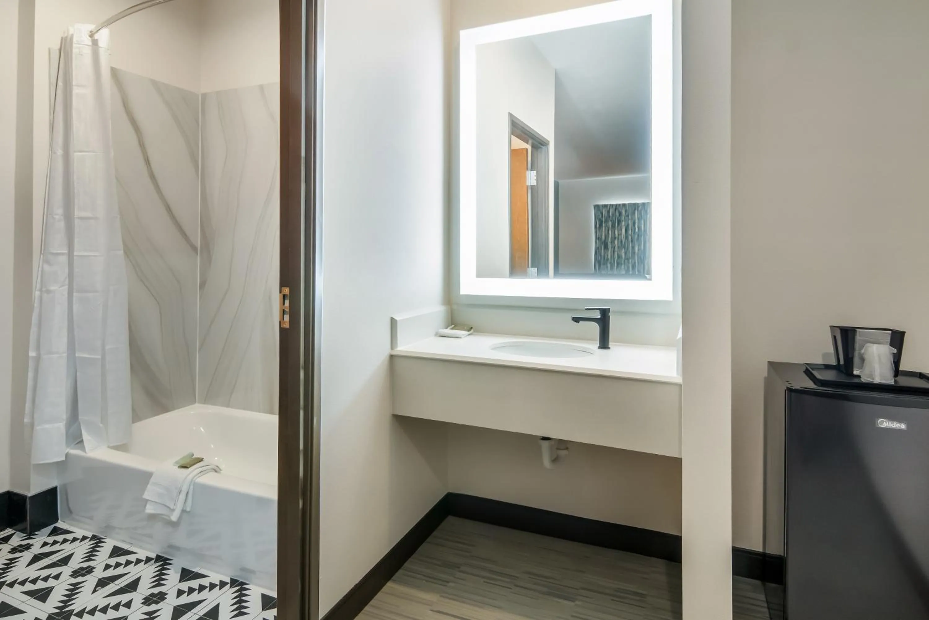 Shower in Scottish Inns- Forest Hill