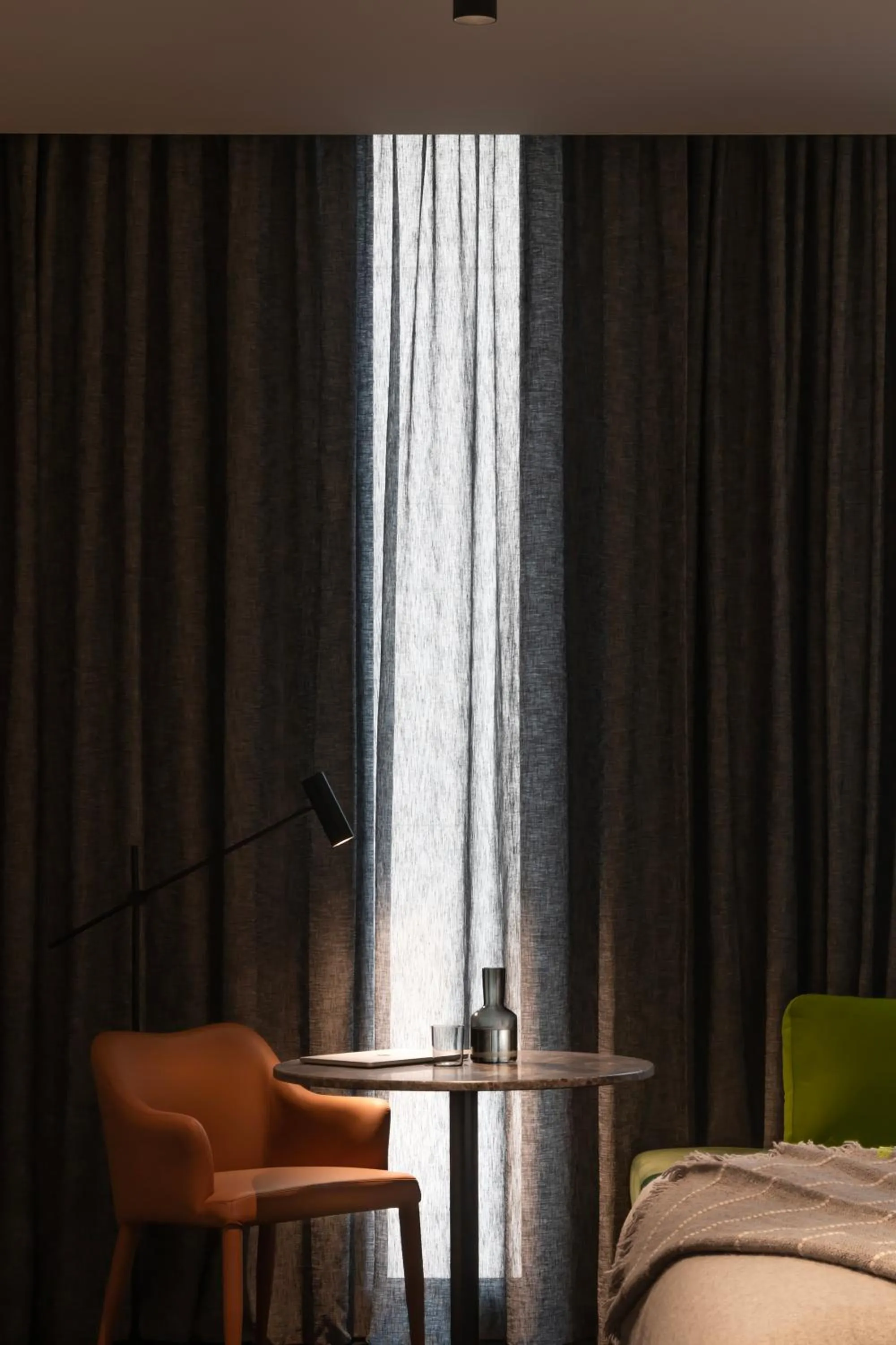 Seating area, Bed in The Howey